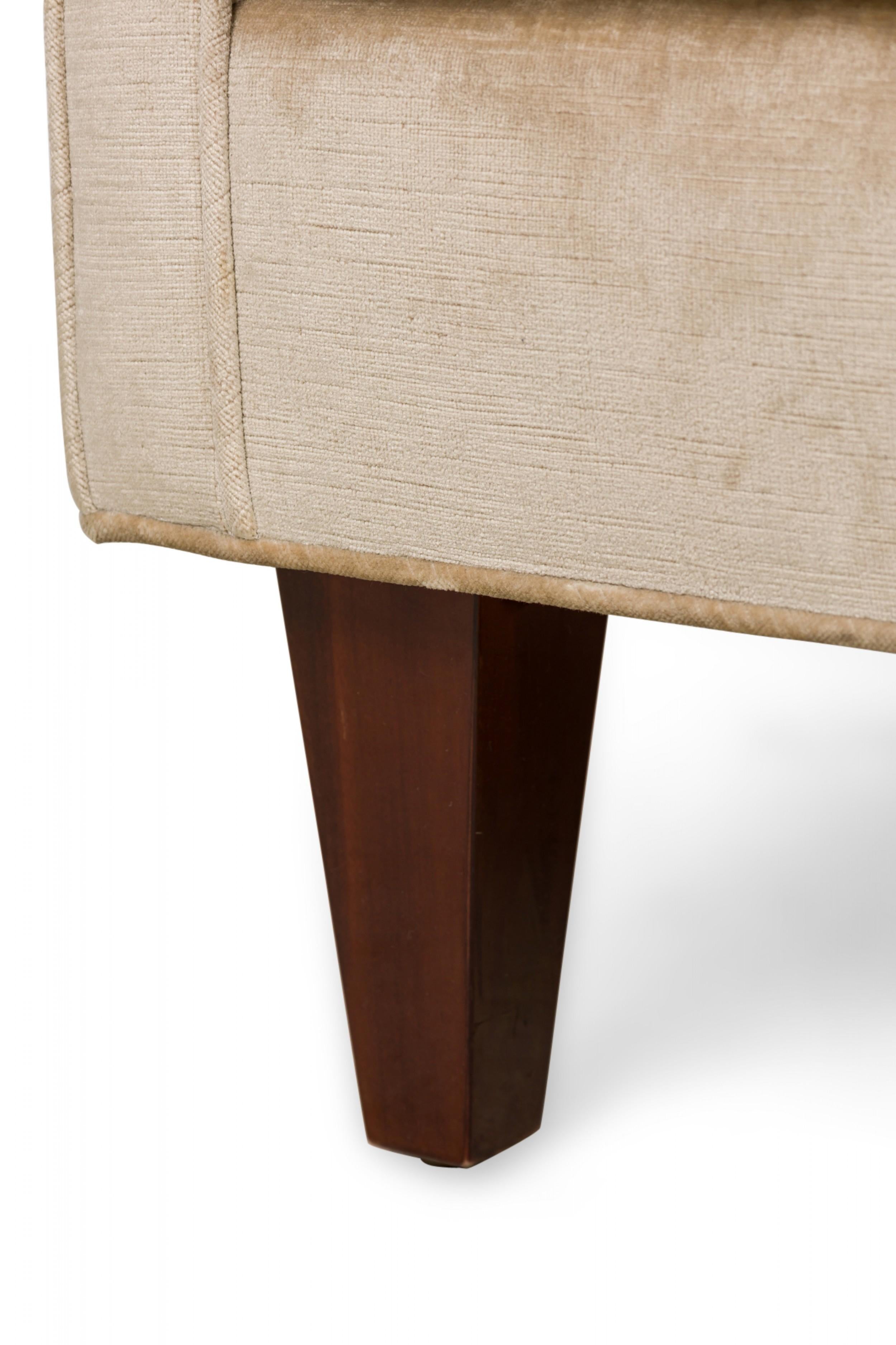 Coppia di sedie da vasca francesi Art Deco beige imbottite in legno con braccioli a scalino in vendita 7