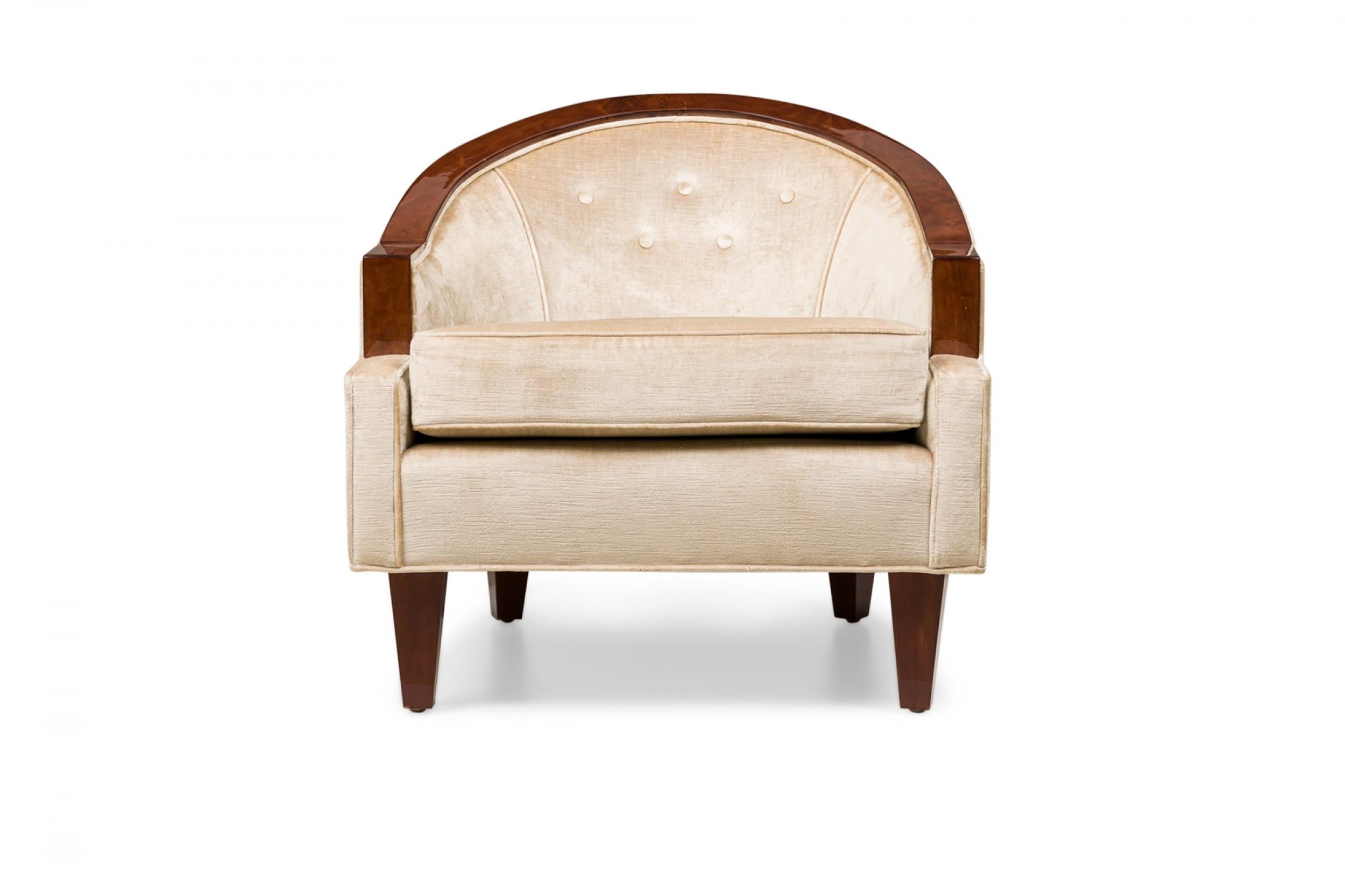 Art Déco Coppia di sedie da vasca francesi Art Deco beige imbottite in legno con braccioli a scalino in vendita