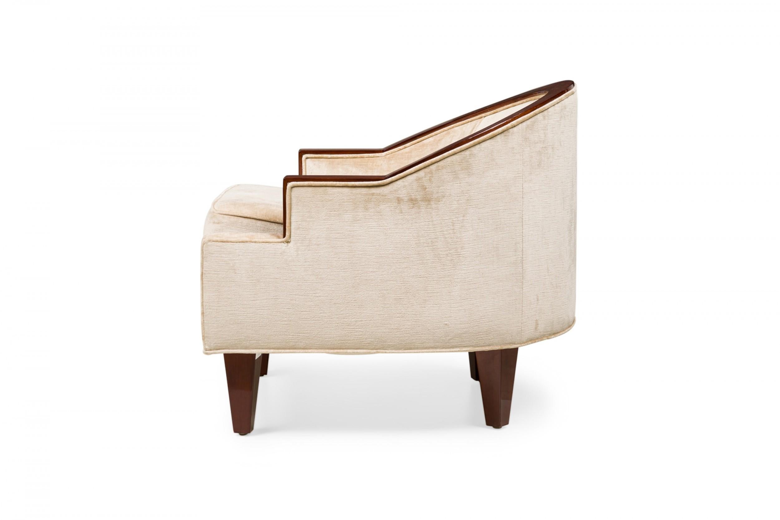 Coppia di sedie da vasca francesi Art Deco beige imbottite in legno con braccioli a scalino In condizioni buone in vendita a Queens, NY