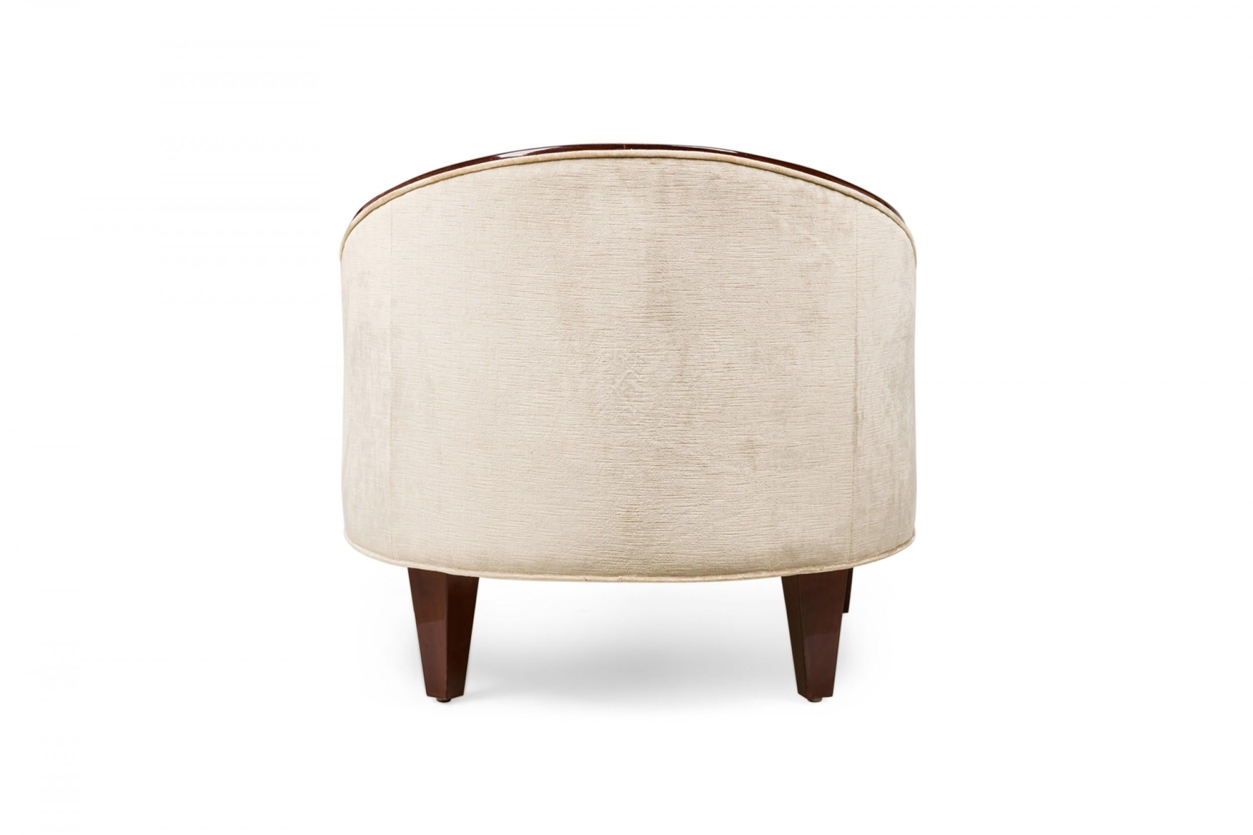 XX secolo Coppia di sedie da vasca francesi Art Deco beige imbottite in legno con braccioli a scalino in vendita