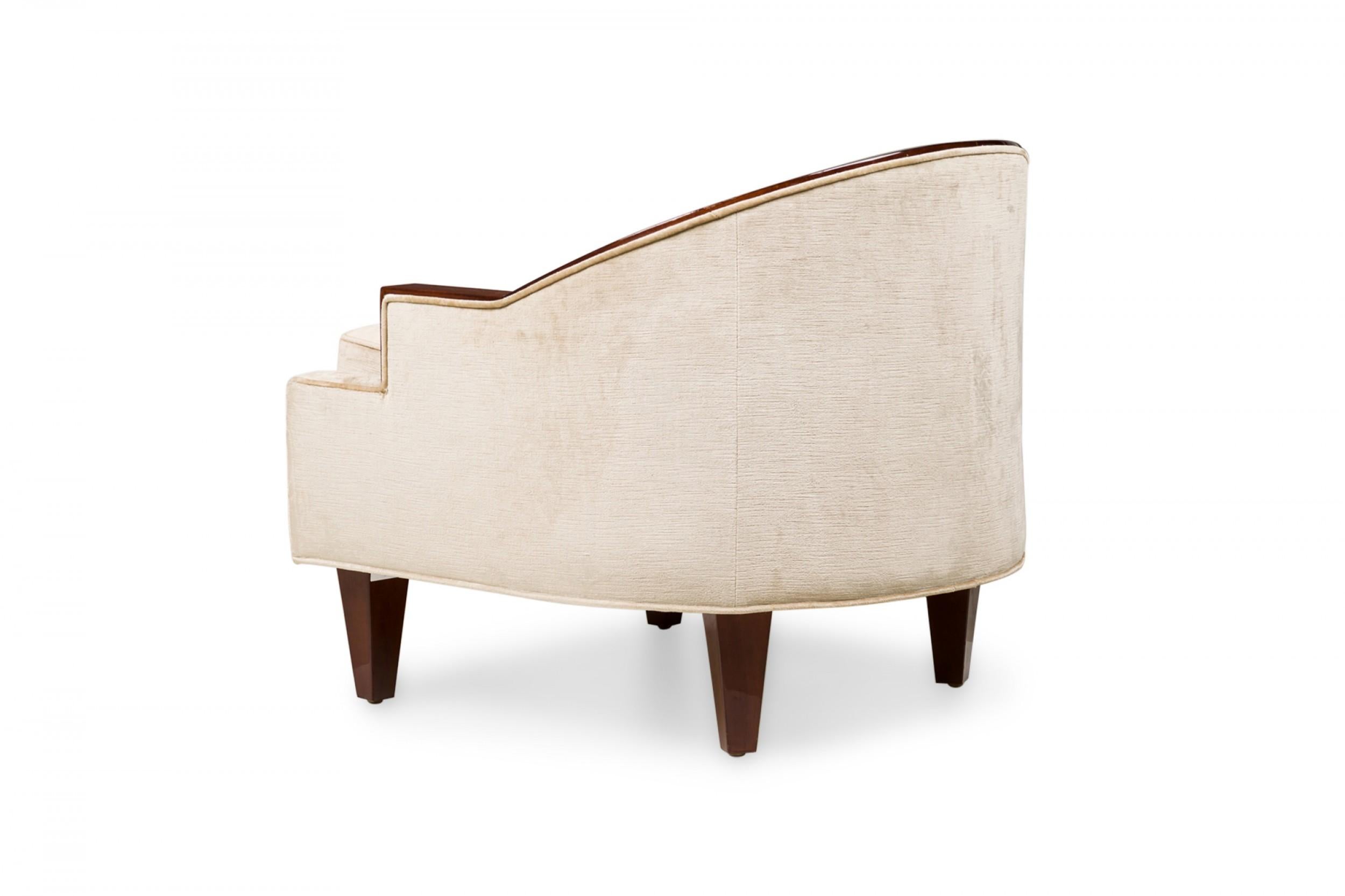 Legno Coppia di sedie da vasca francesi Art Deco beige imbottite in legno con braccioli a scalino in vendita