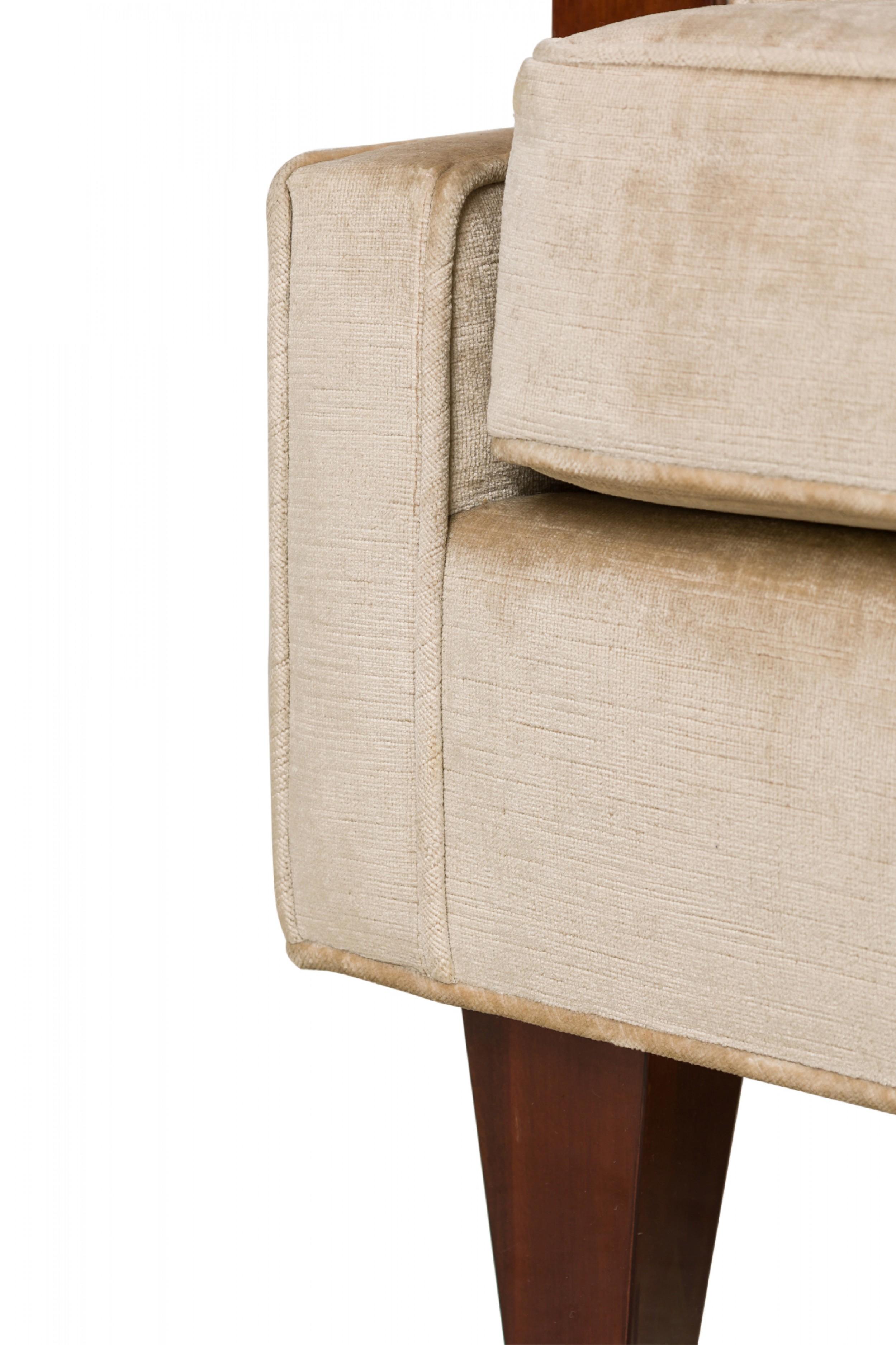Coppia di sedie da vasca francesi Art Deco beige imbottite in legno con braccioli a scalino in vendita 1