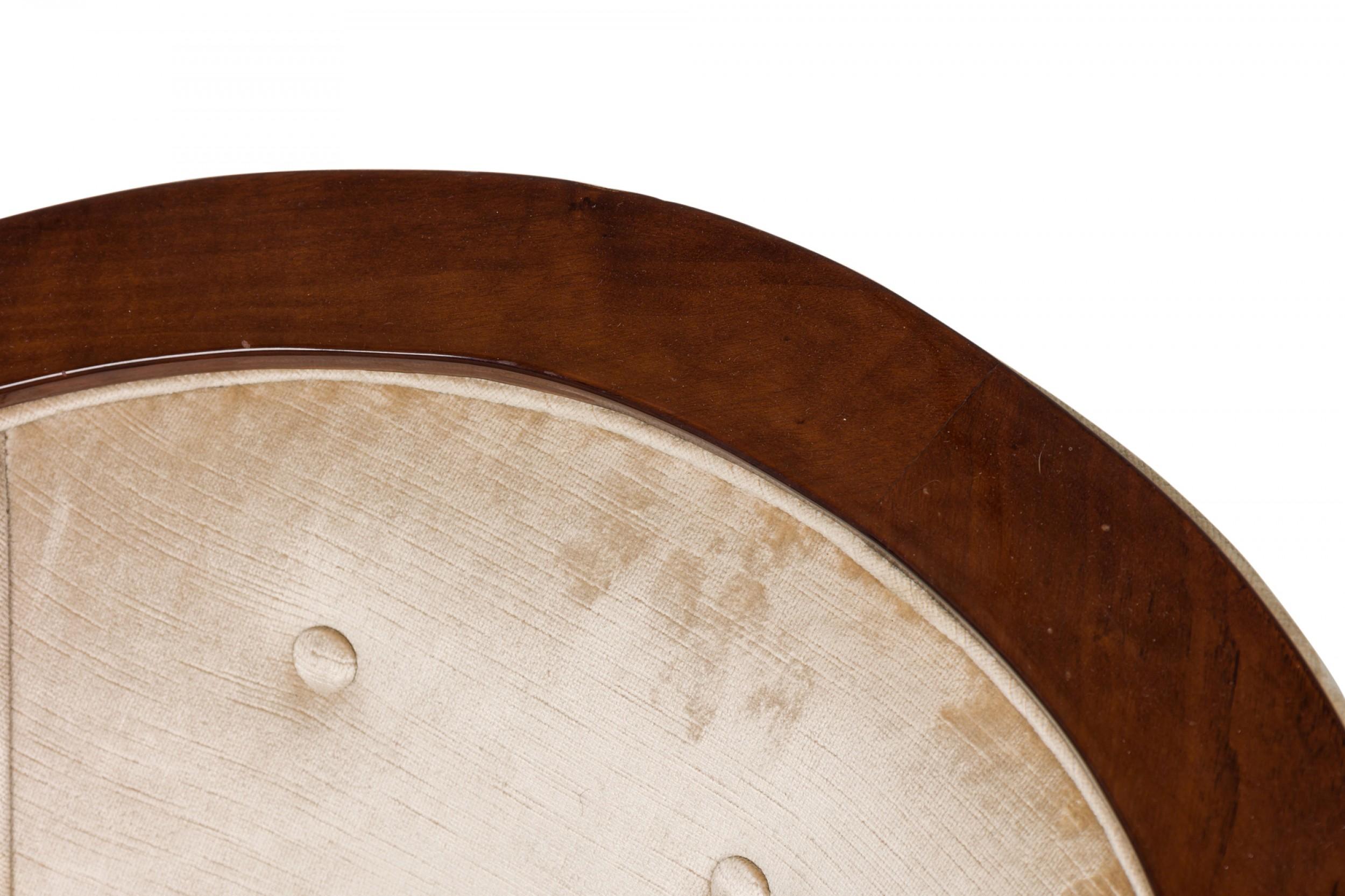 Coppia di sedie da vasca francesi Art Deco beige imbottite in legno con braccioli a scalino in vendita 2