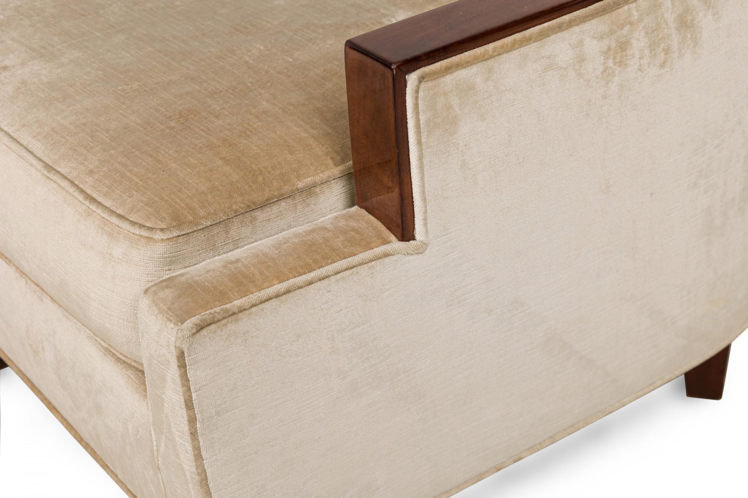Coppia di sedie da vasca francesi Art Deco beige imbottite in legno con braccioli a scalino in vendita 3