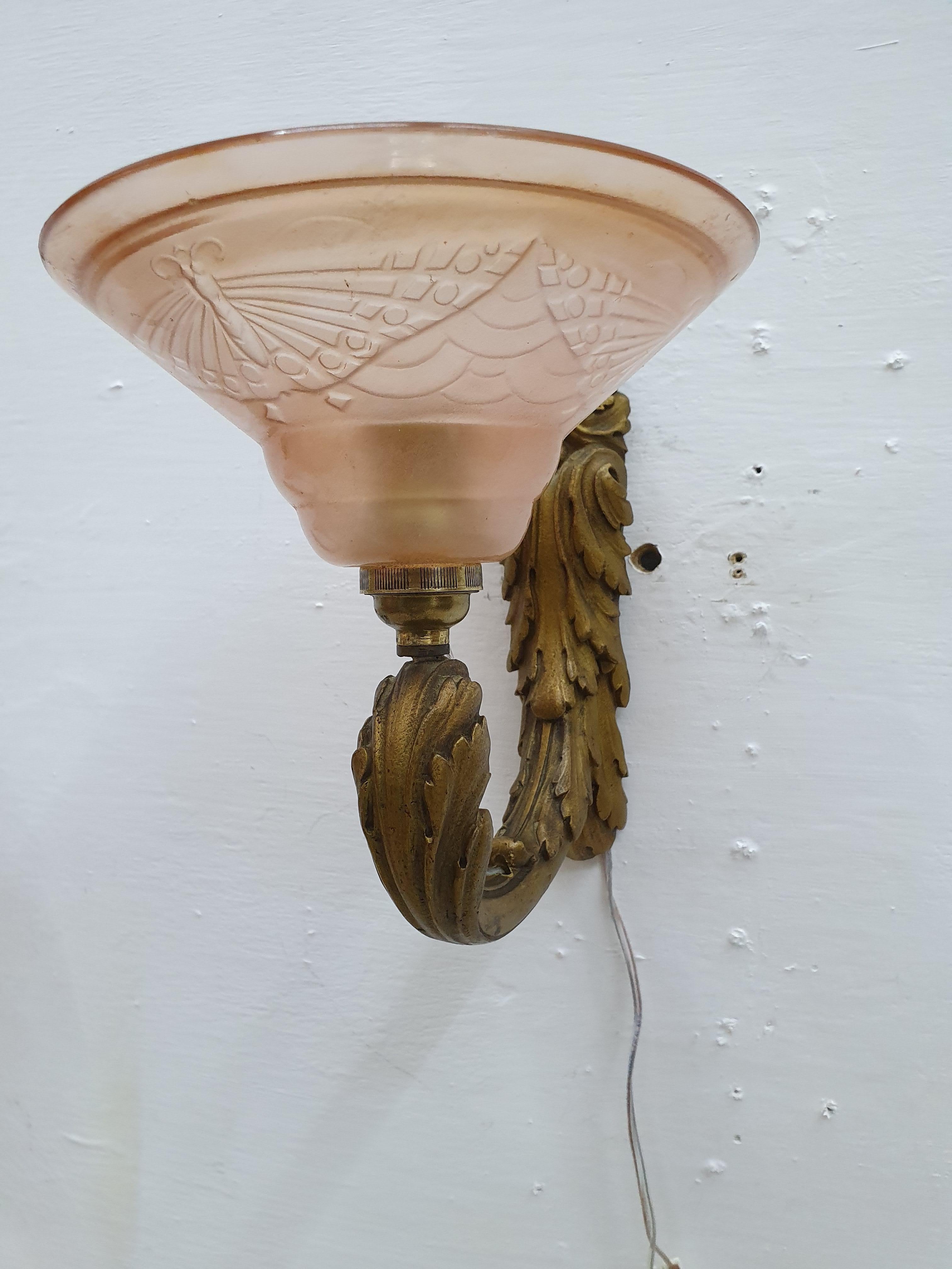 Französische Art-Déco-Wandleuchter aus Bronze mit geformten Glasschirmen, Frankreich, Paar im Angebot 4