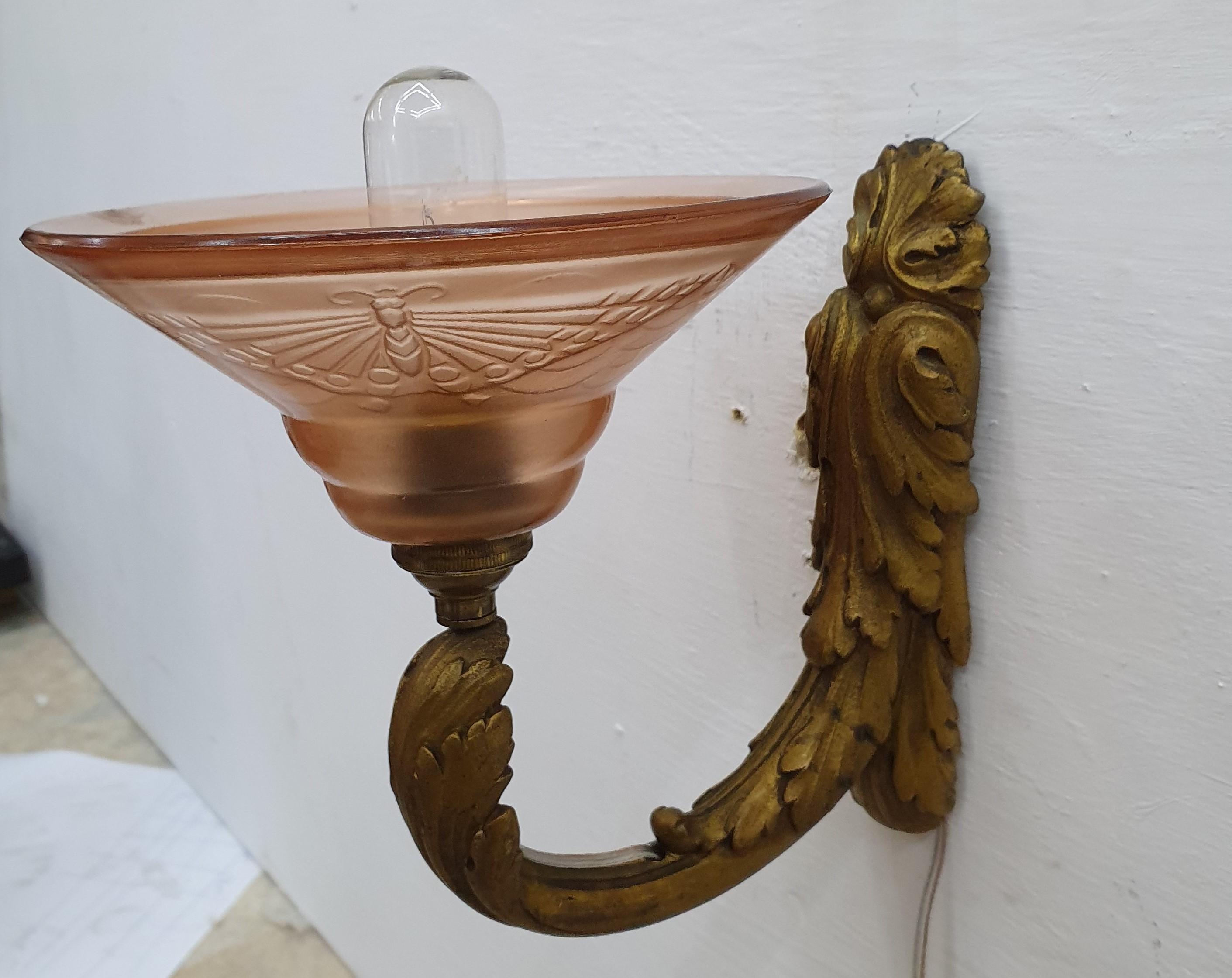 Französische Art-Déco-Wandleuchter aus Bronze mit geformten Glasschirmen, Frankreich, Paar im Angebot 5