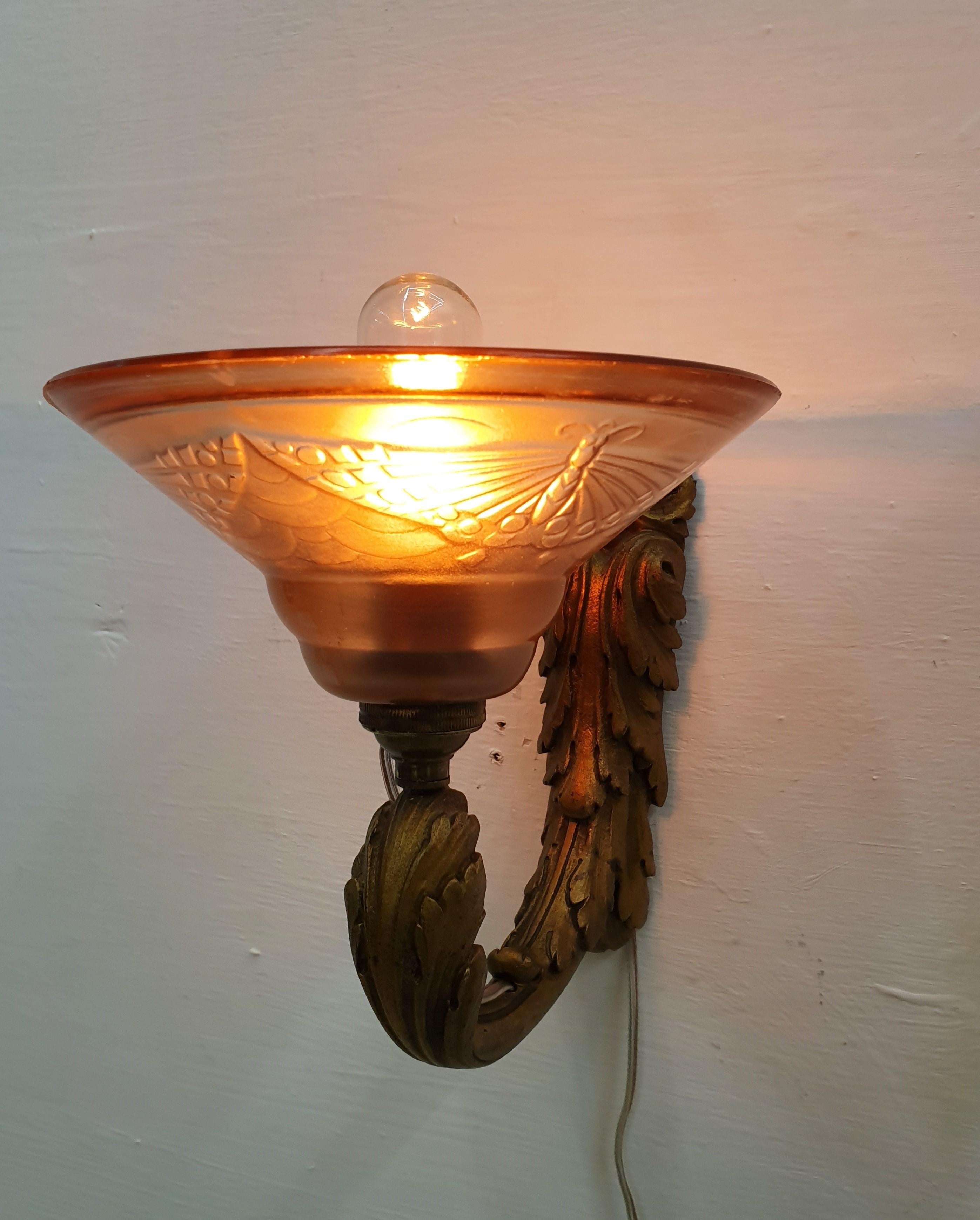 Französische Art-Déco-Wandleuchter aus Bronze mit geformten Glasschirmen, Frankreich, Paar im Angebot 6
