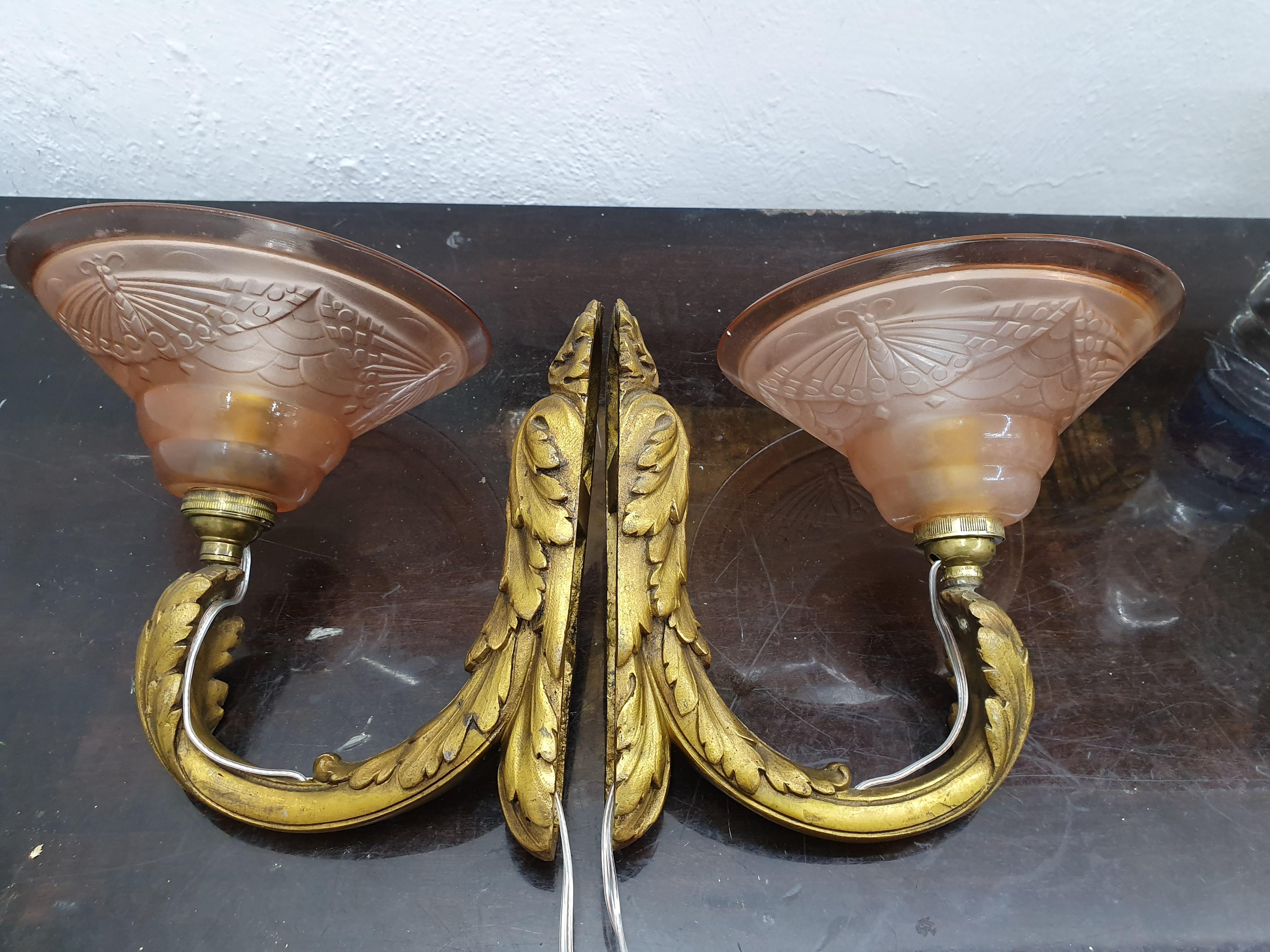 Pair of Art Deco French Bronze Sconces with Moulded Glass Shades, France In Good Condition For Sale In Merida, Yucatan