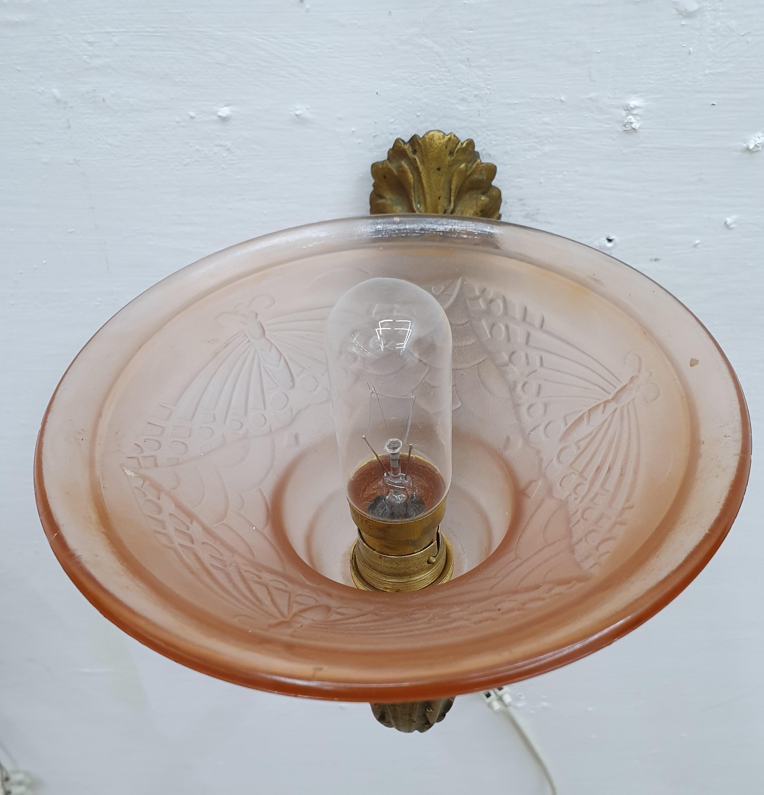 Französische Art-Déco-Wandleuchter aus Bronze mit geformten Glasschirmen, Frankreich, Paar im Zustand „Gut“ im Angebot in Merida, Yucatan