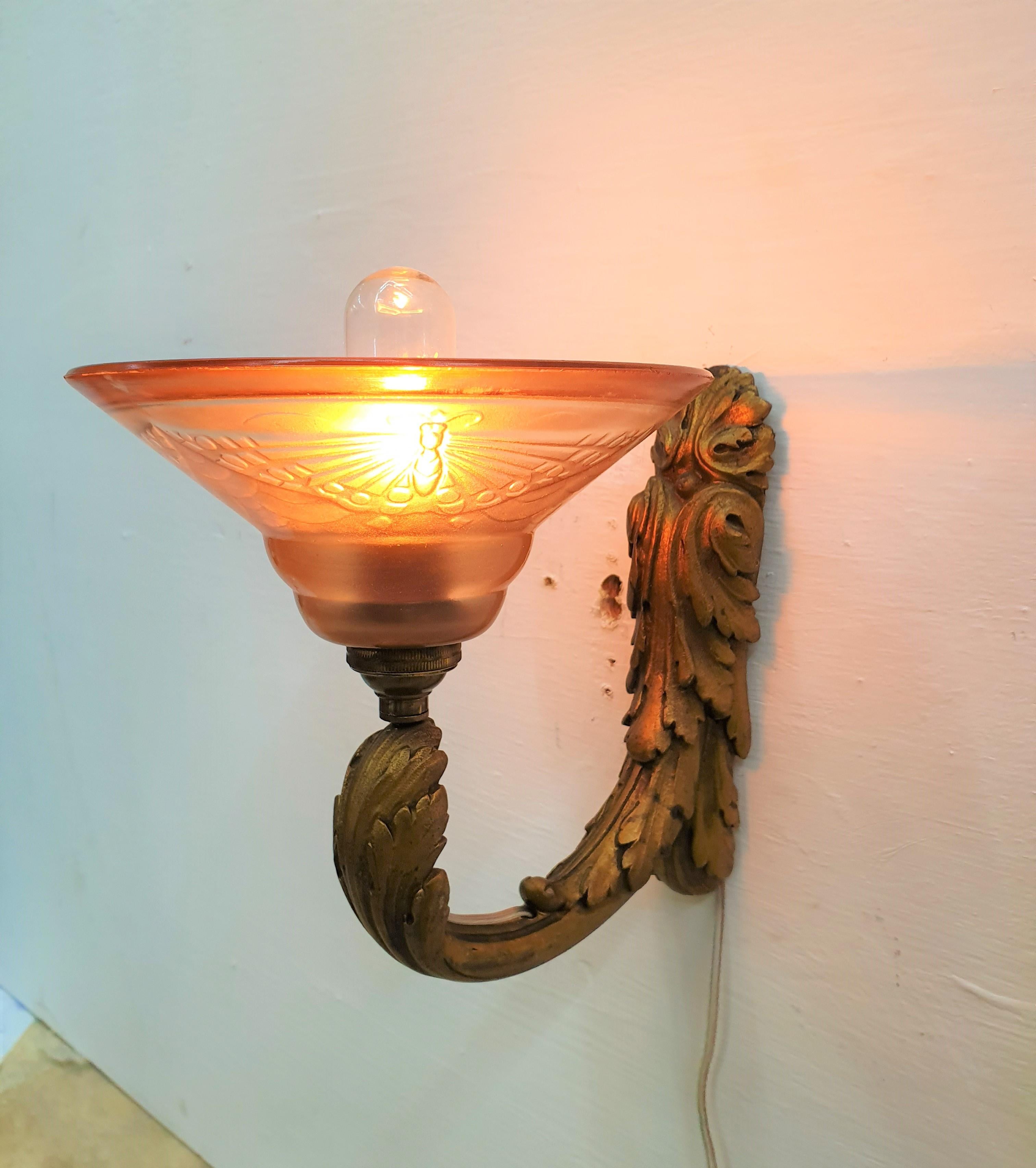 Französische Art-Déco-Wandleuchter aus Bronze mit geformten Glasschirmen, Frankreich, Paar im Angebot 3