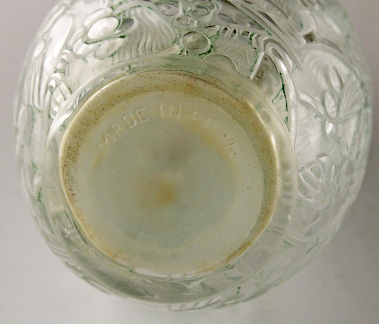 Paar Art Déco-Parfümflaschen aus französischem Glas von ROBJ und Burgun & Schverer (Metall) im Angebot