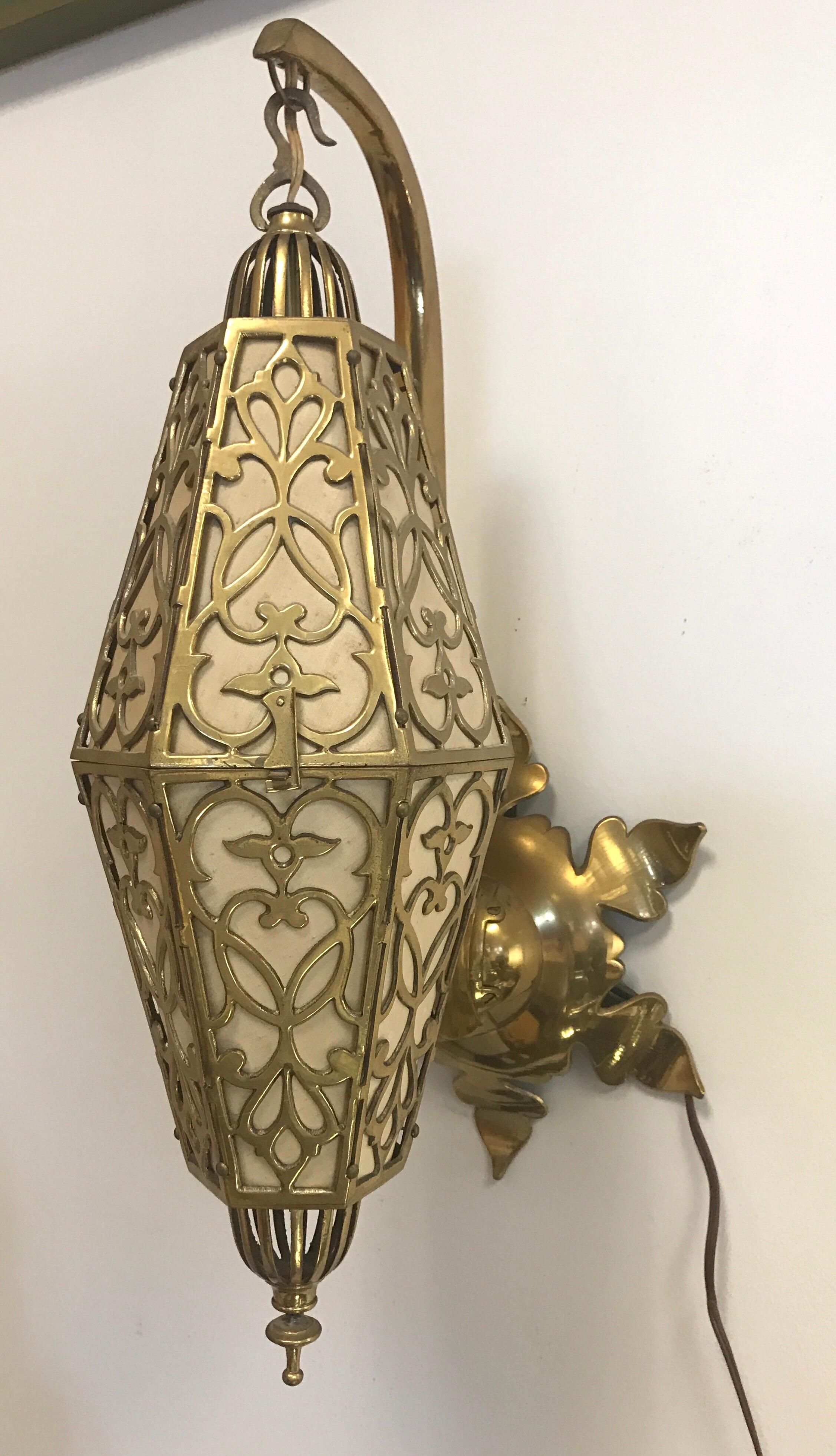 Pair of Art Deco French Latticed Brass Hanging Lanterns Sconces In Excellent Condition In West Hartford, CT