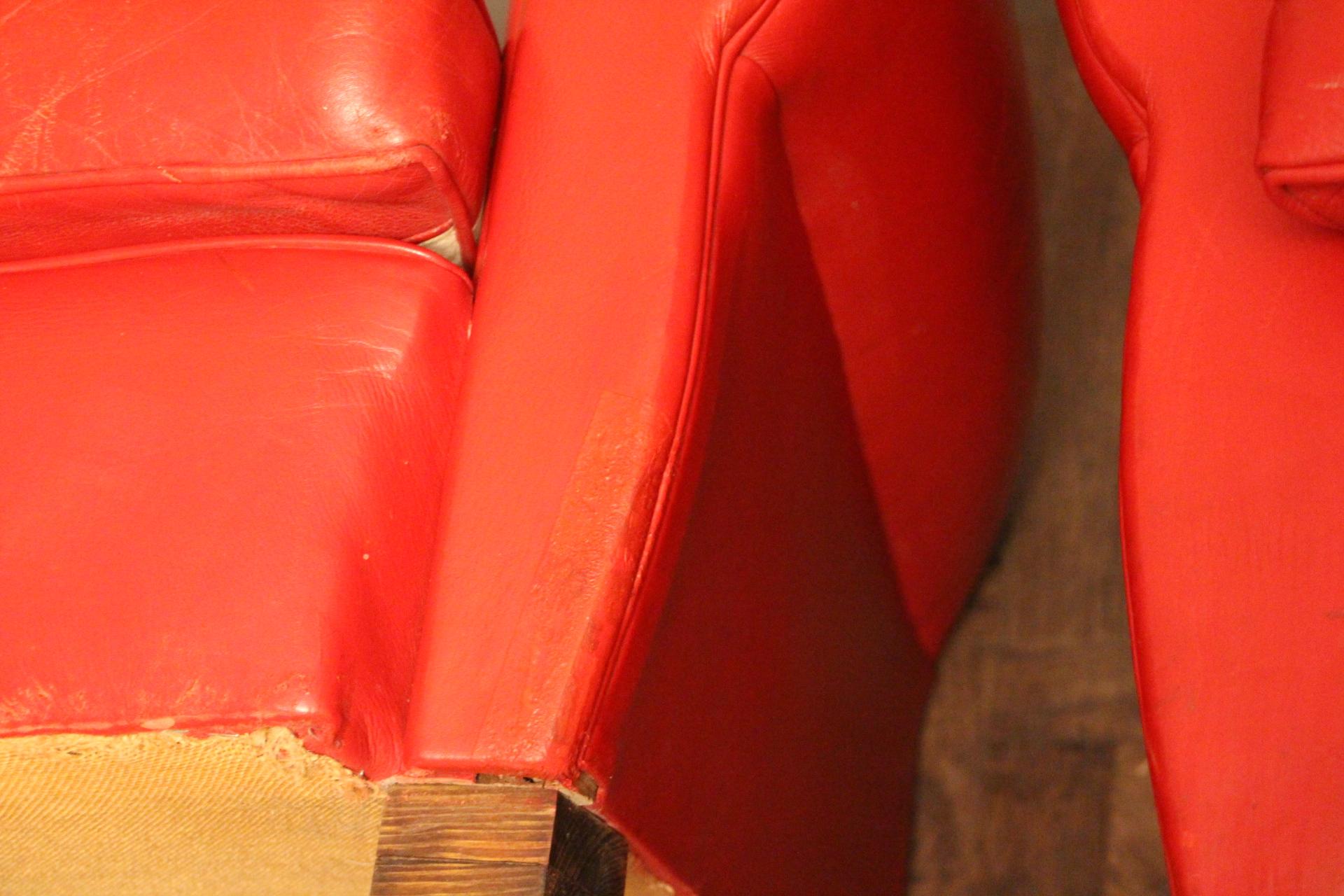 Paar französische Art-Déco-Clubsessel mit senffarbener Rückenlehne aus rotem Leder im Angebot 4