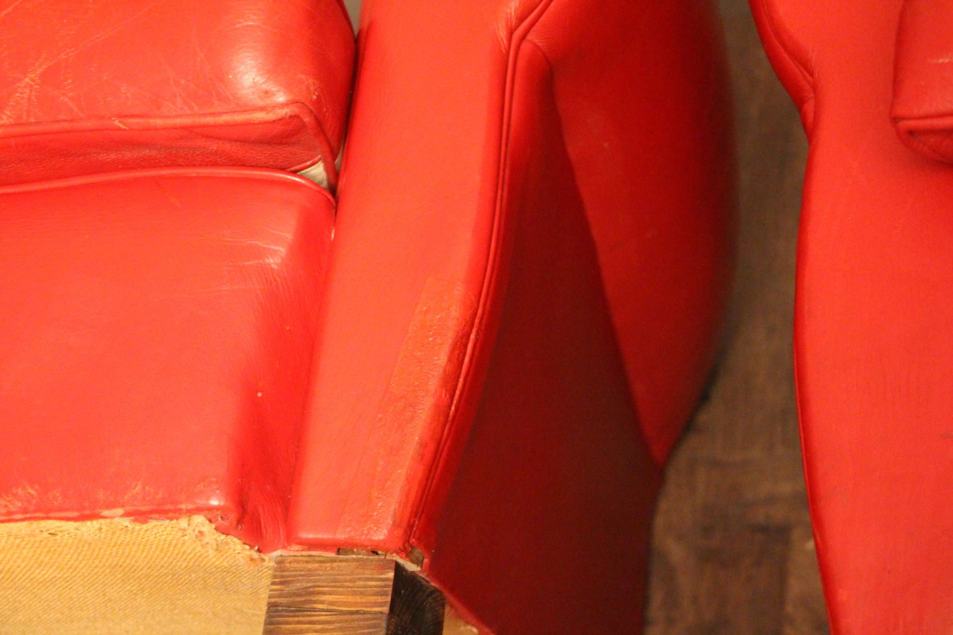 Cuir Paire de fauteuils club Art Déco français à dossier moutarde en cuir rouge en vente