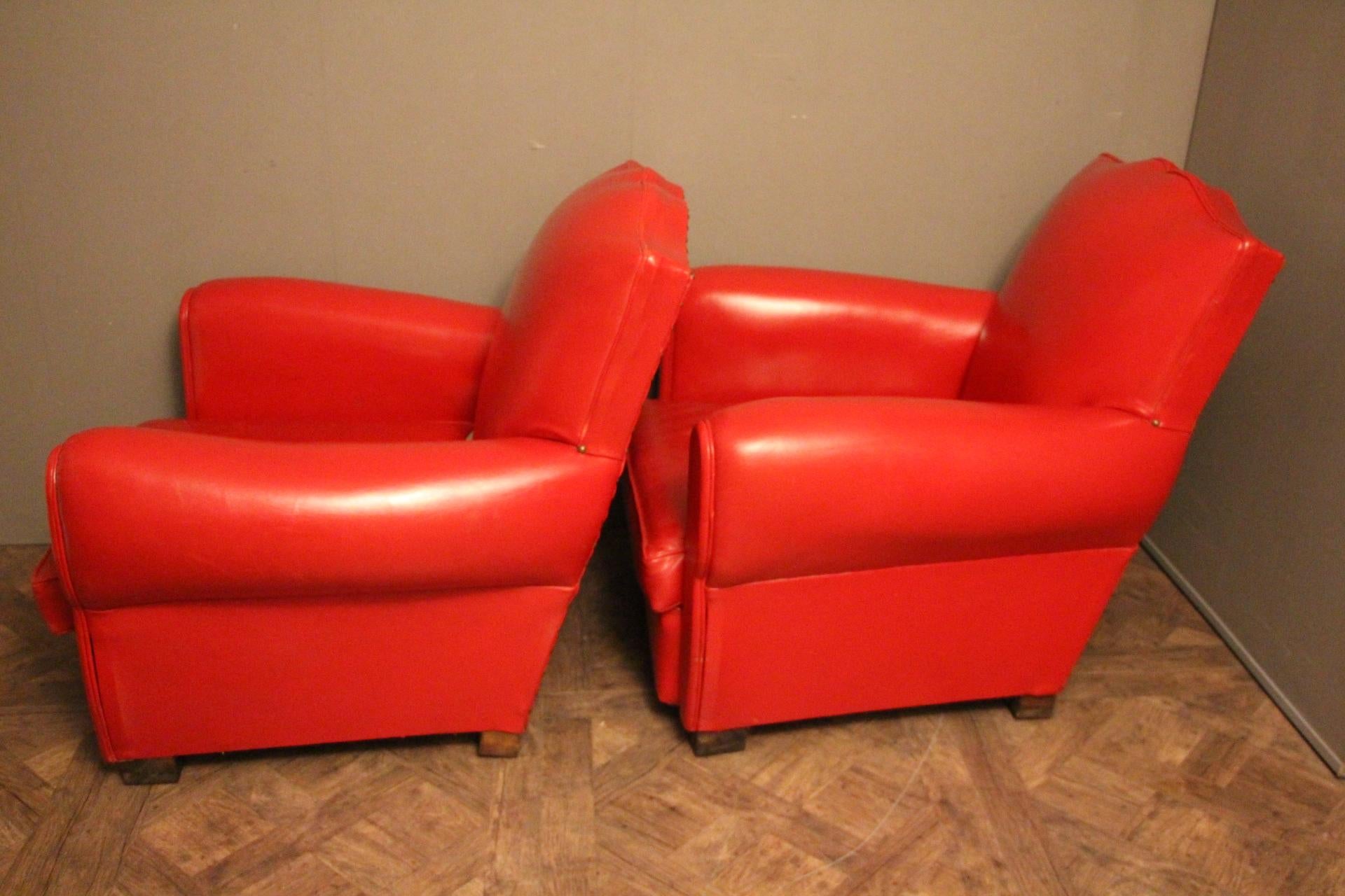 Paar französische Art-Déco-Clubsessel mit senffarbener Rückenlehne aus rotem Leder im Angebot 1