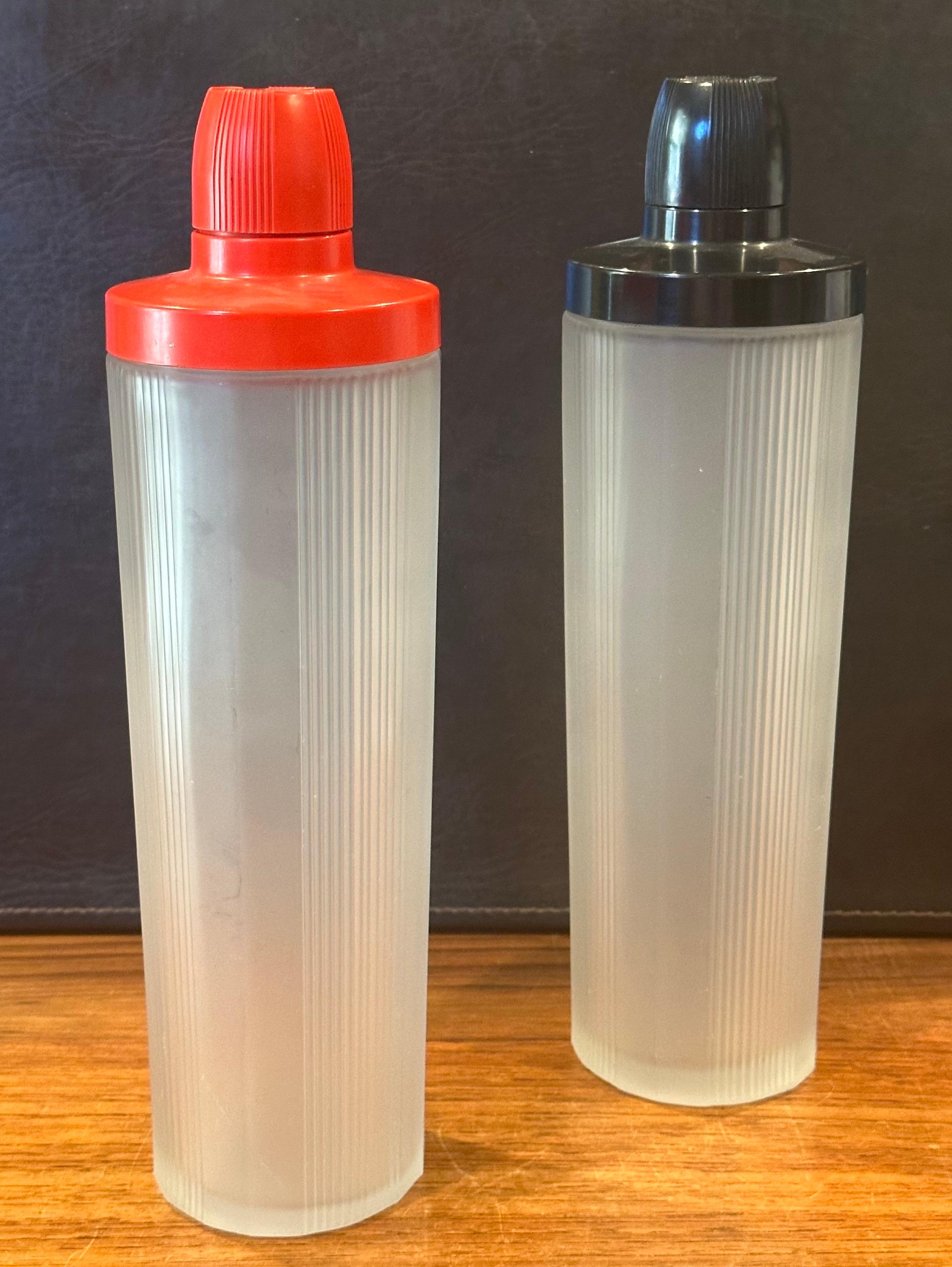 Pair of Art Deco Frosted Glass and Bakelite Empire Cocktail Shakers For Sale 7