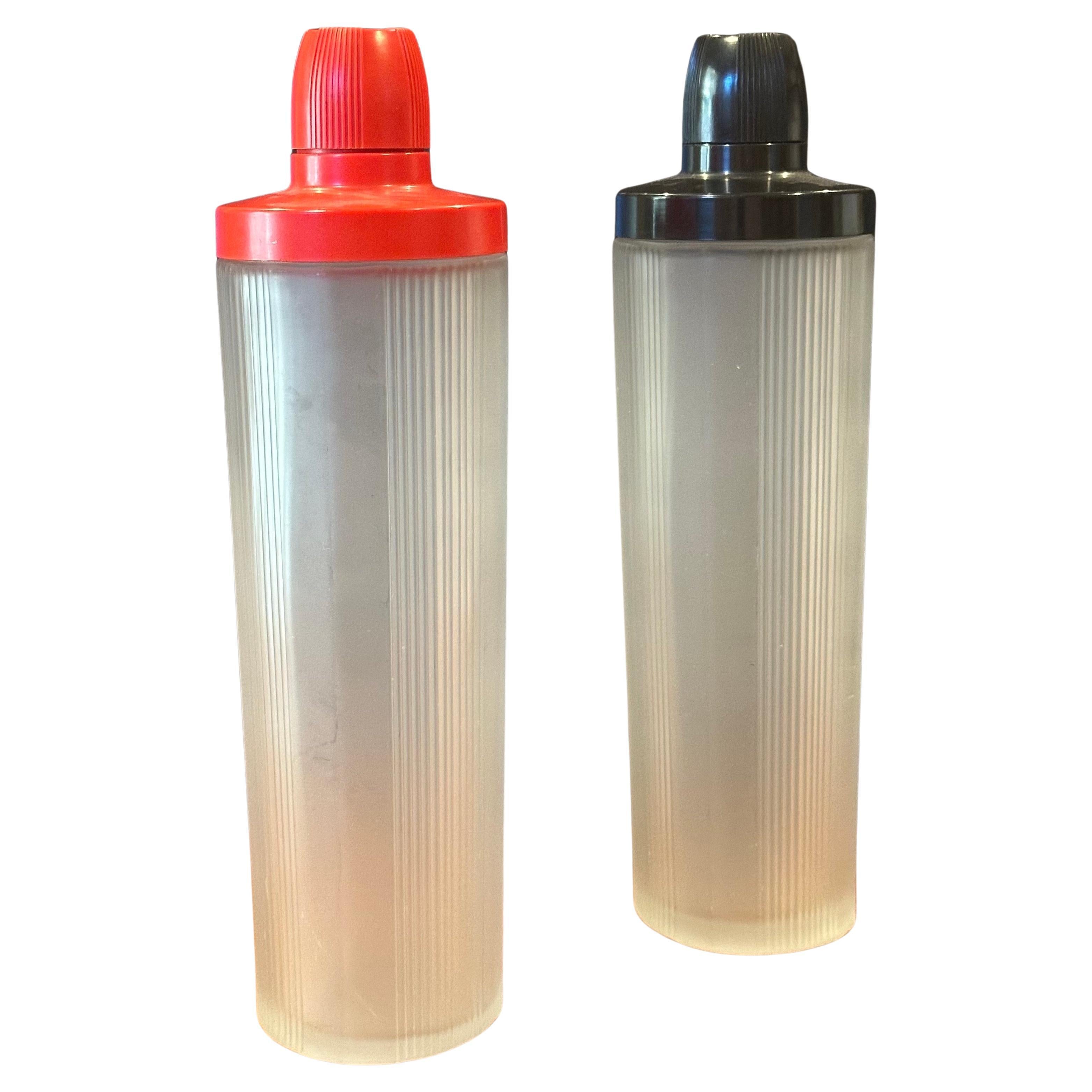 Pair of Art Deco Frosted Glass and Bakelite Empire Cocktail Shakers For Sale 8