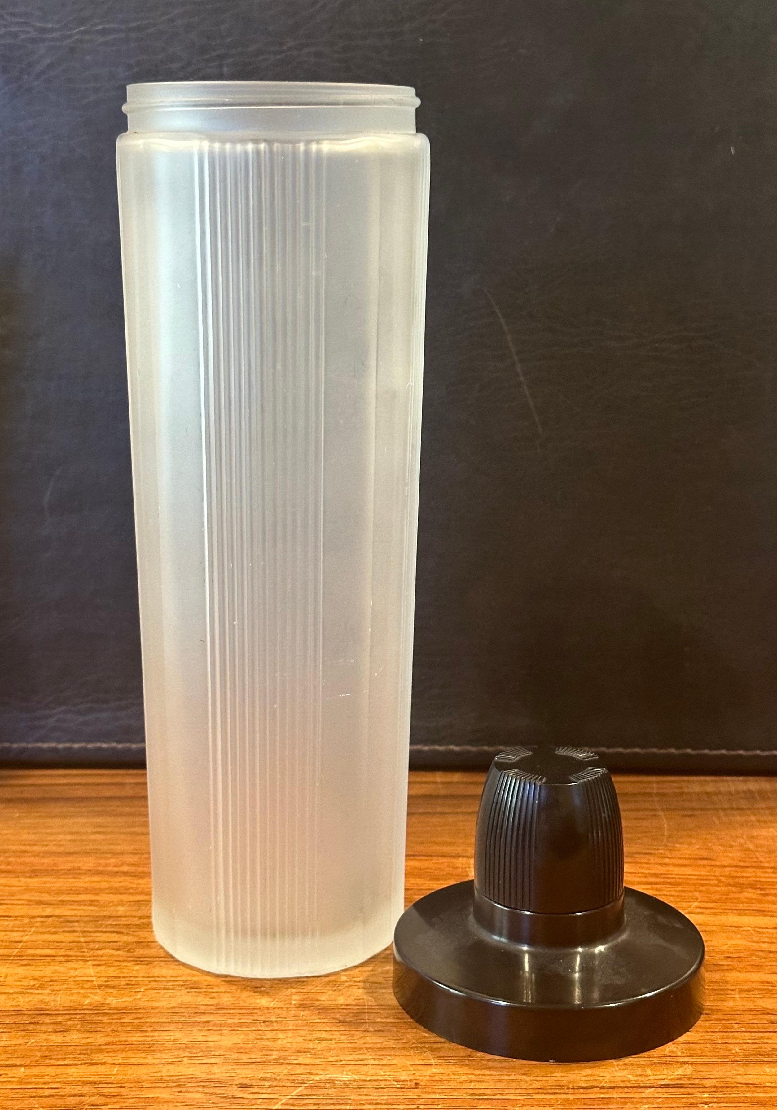 Pair of Art Deco Frosted Glass and Bakelite Empire Cocktail Shakers In Good Condition For Sale In San Diego, CA