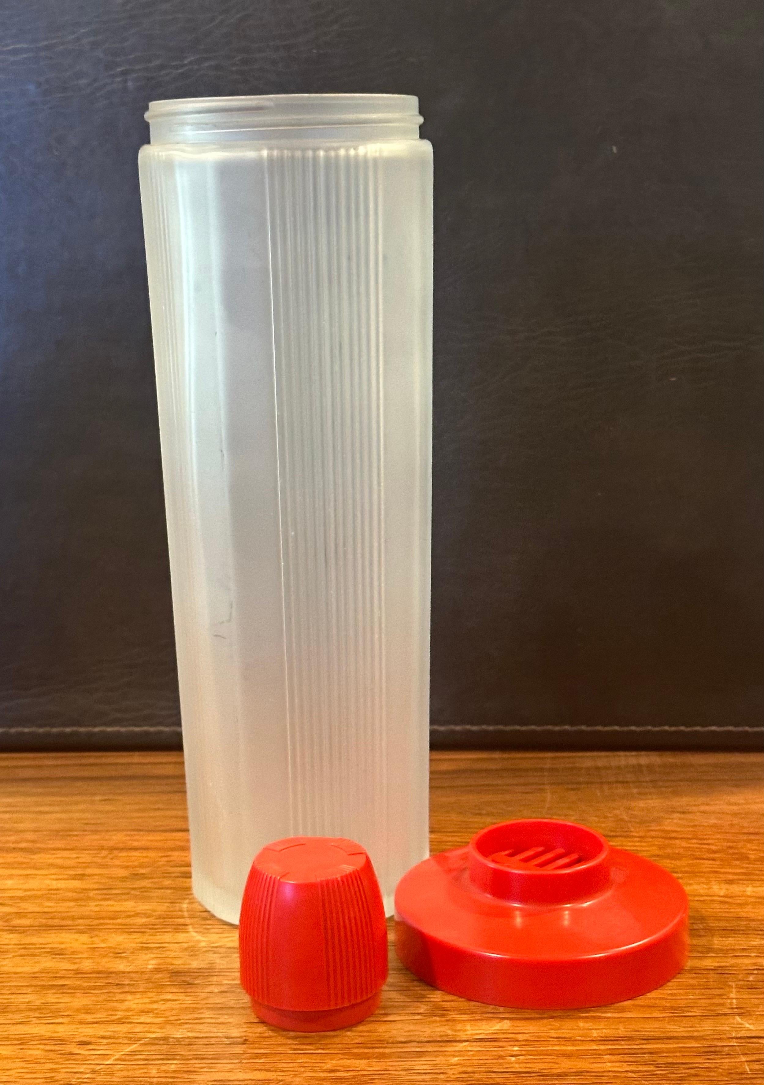 Pair of Art Deco Frosted Glass and Bakelite Empire Cocktail Shakers For Sale 3