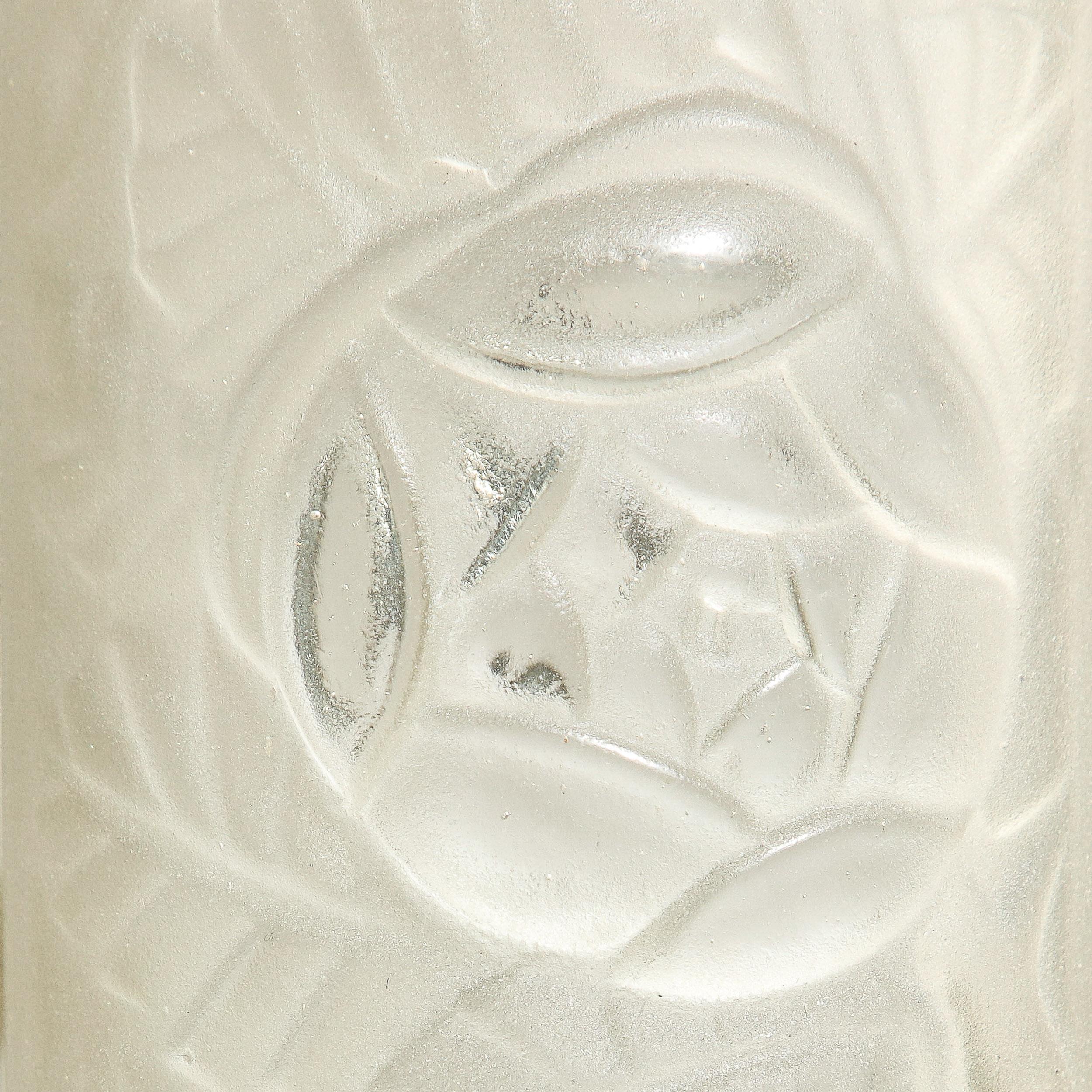 Paar rechteckige Art-Déco-Wandleuchter aus Milchglas und Chrom mit Rosenmotiven im Angebot 3