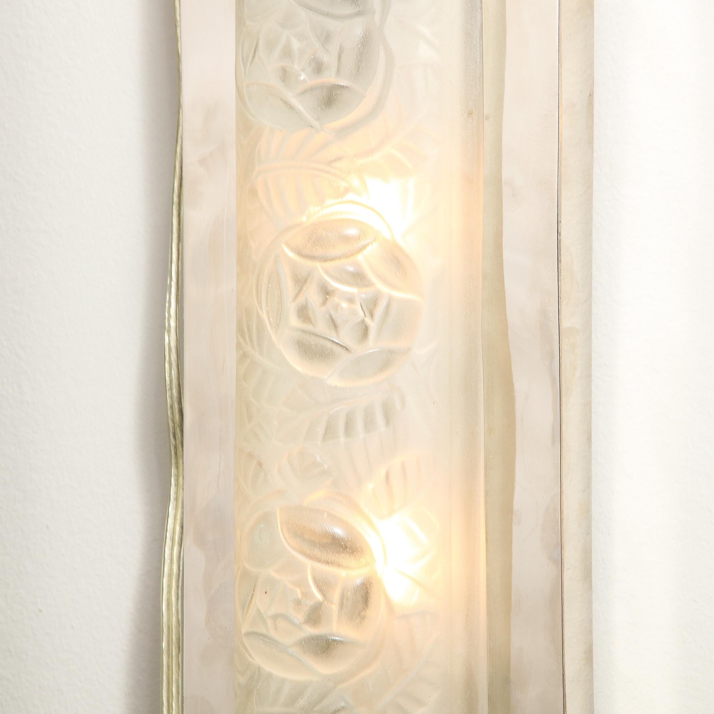 Paar rechteckige Art-Déco-Wandleuchter aus Milchglas und Chrom mit Rosenmotiven (Französisch) im Angebot
