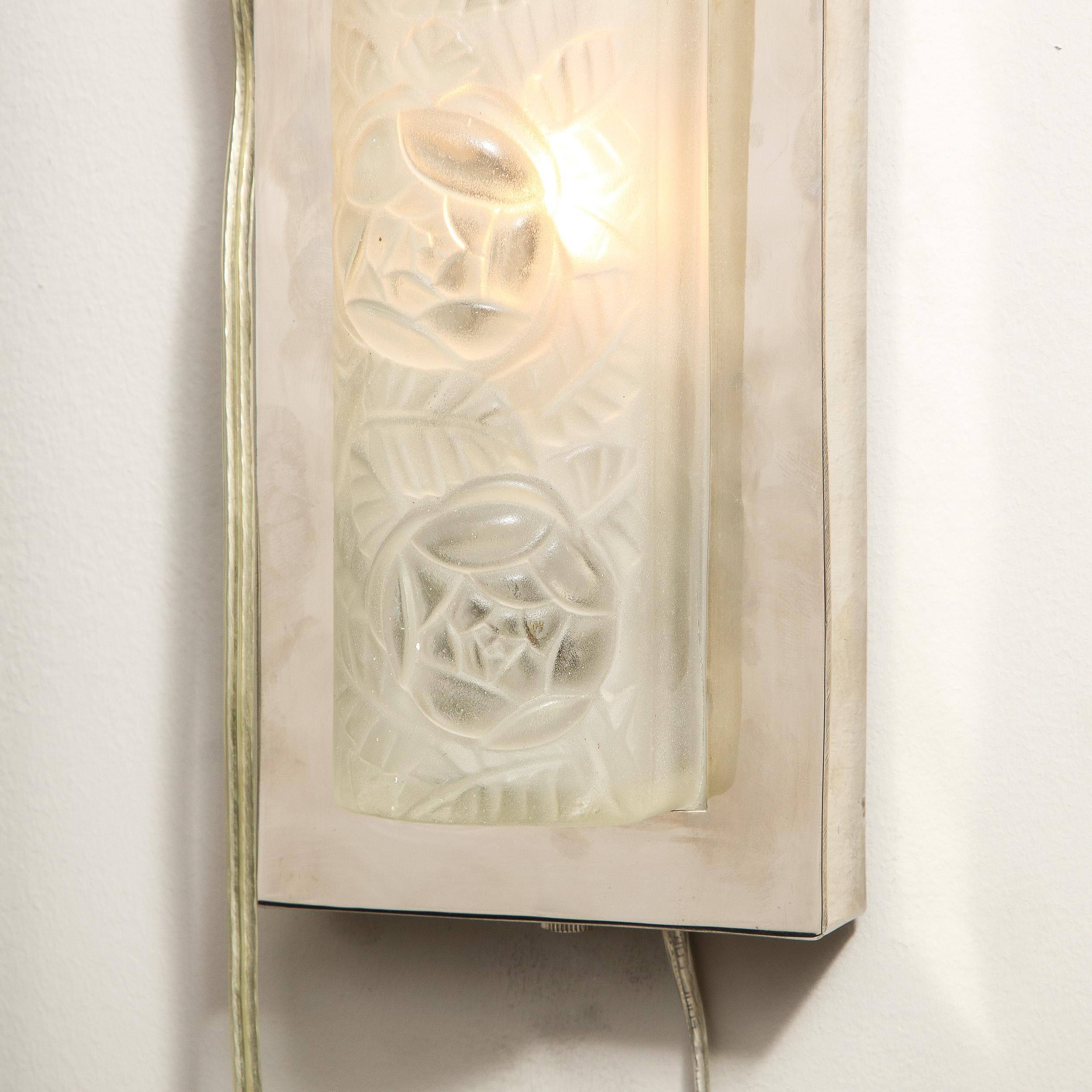 Paar rechteckige Art-Déco-Wandleuchter aus Milchglas und Chrom mit Rosenmotiven im Zustand „Hervorragend“ im Angebot in New York, NY