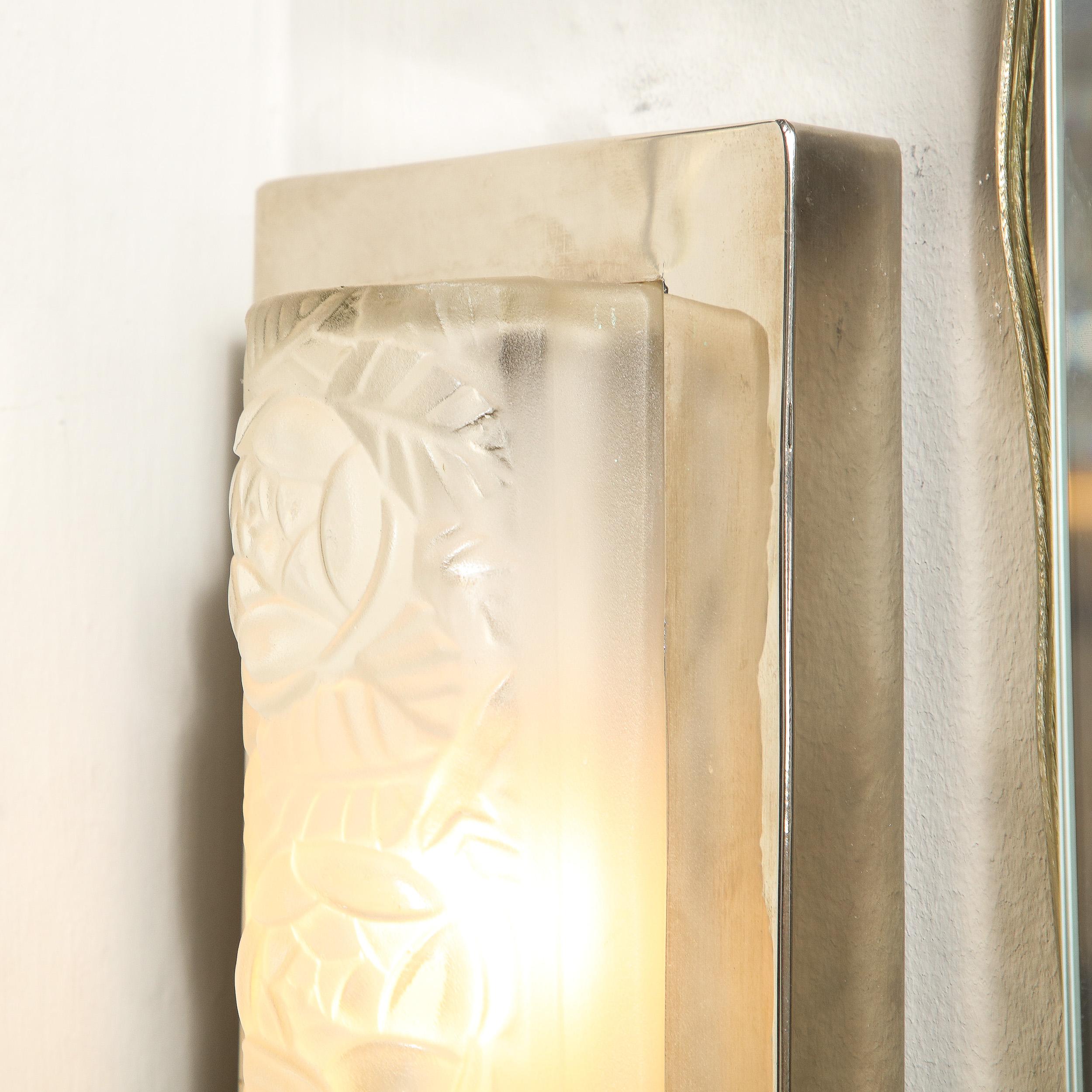 Paar rechteckige Art-Déco-Wandleuchter aus Milchglas und Chrom mit Rosenmotiven im Angebot 1