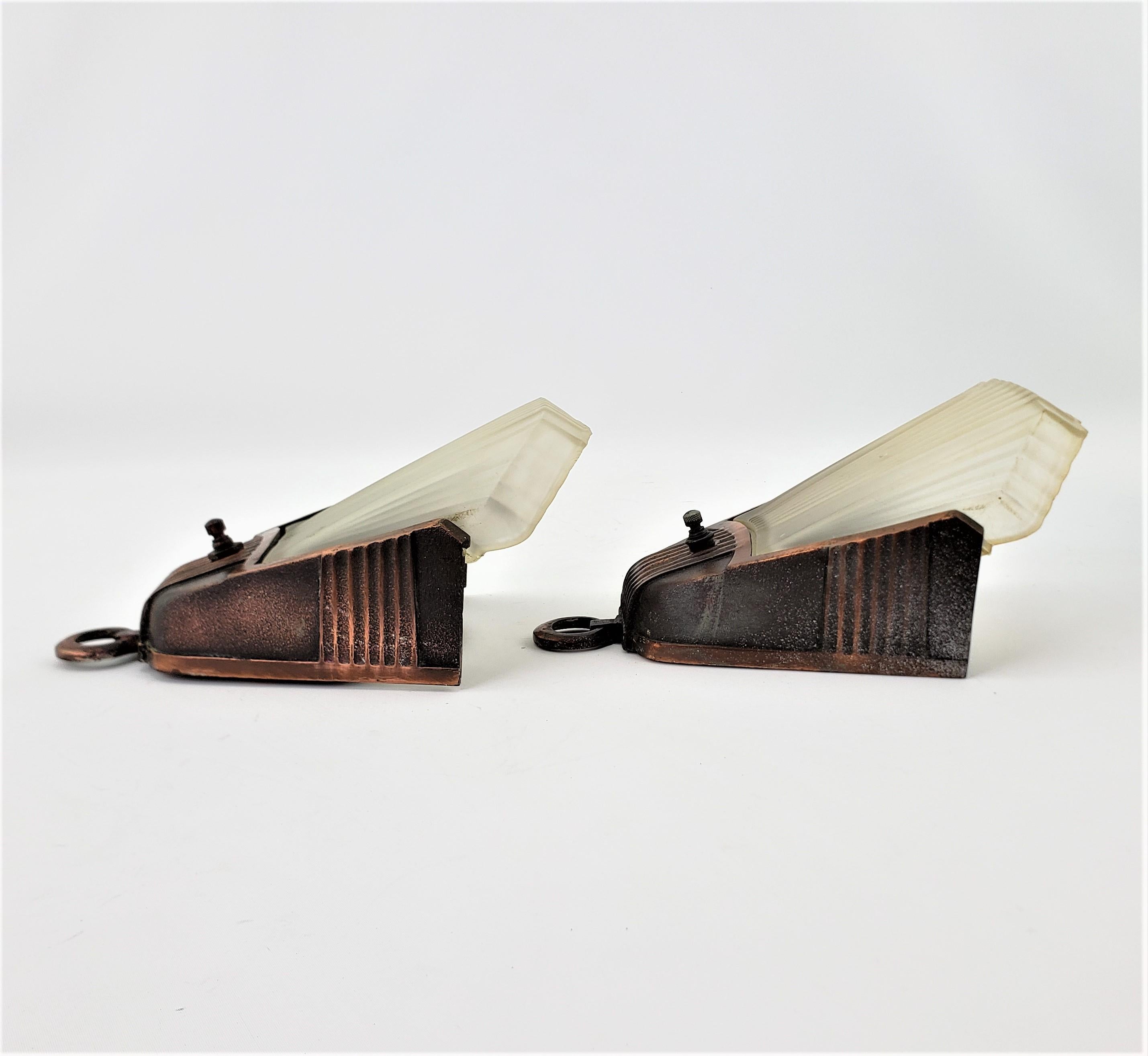 Paar Art-Déco-Wandleuchter aus Milchglas in Form eines fächerförmigen Slip Shade (amerikanisch) im Angebot