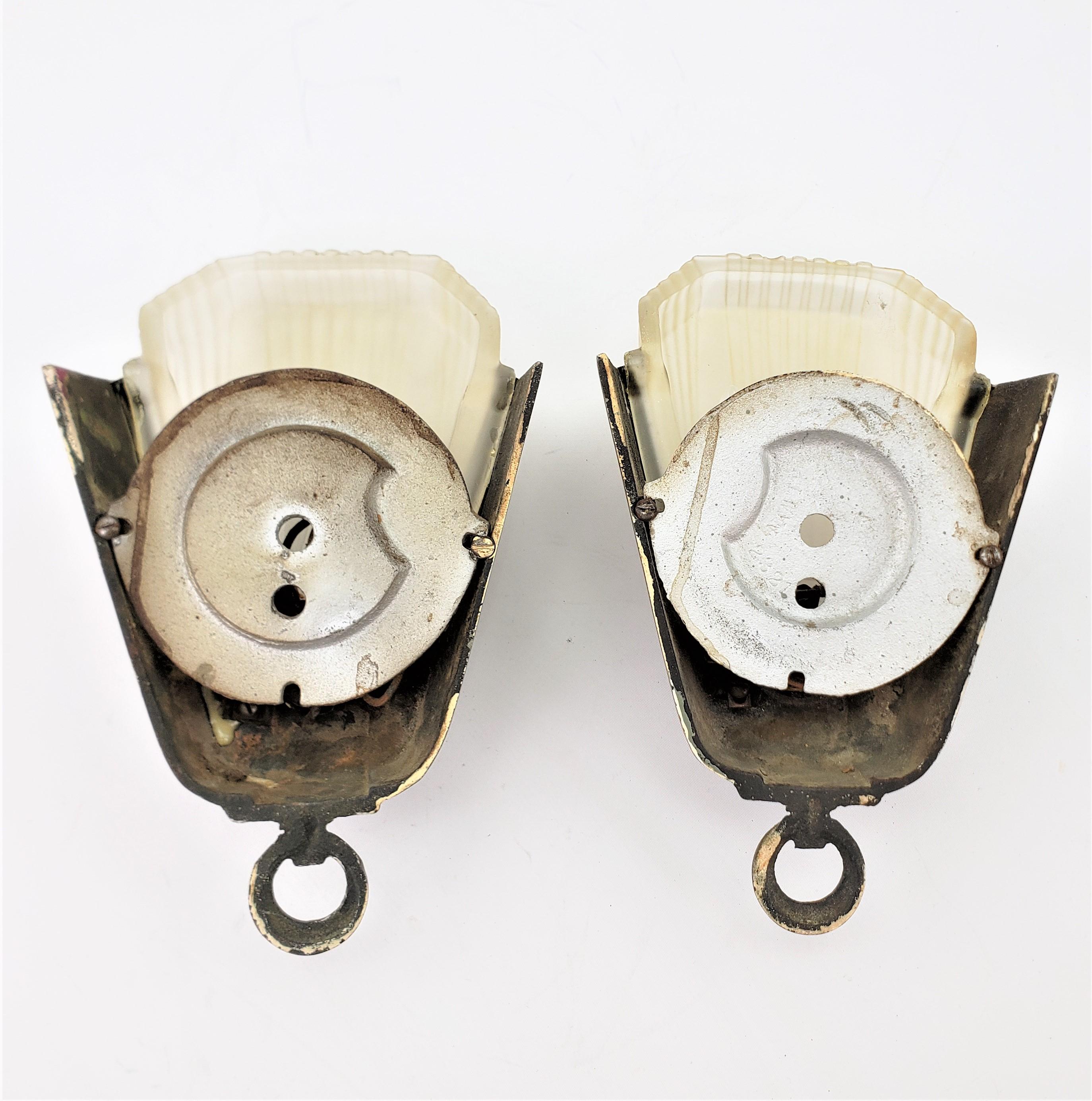 Paar Art-Déco-Wandleuchter aus Milchglas in Form eines fächerförmigen Slip Shade im Zustand „Gut“ im Angebot in Hamilton, Ontario