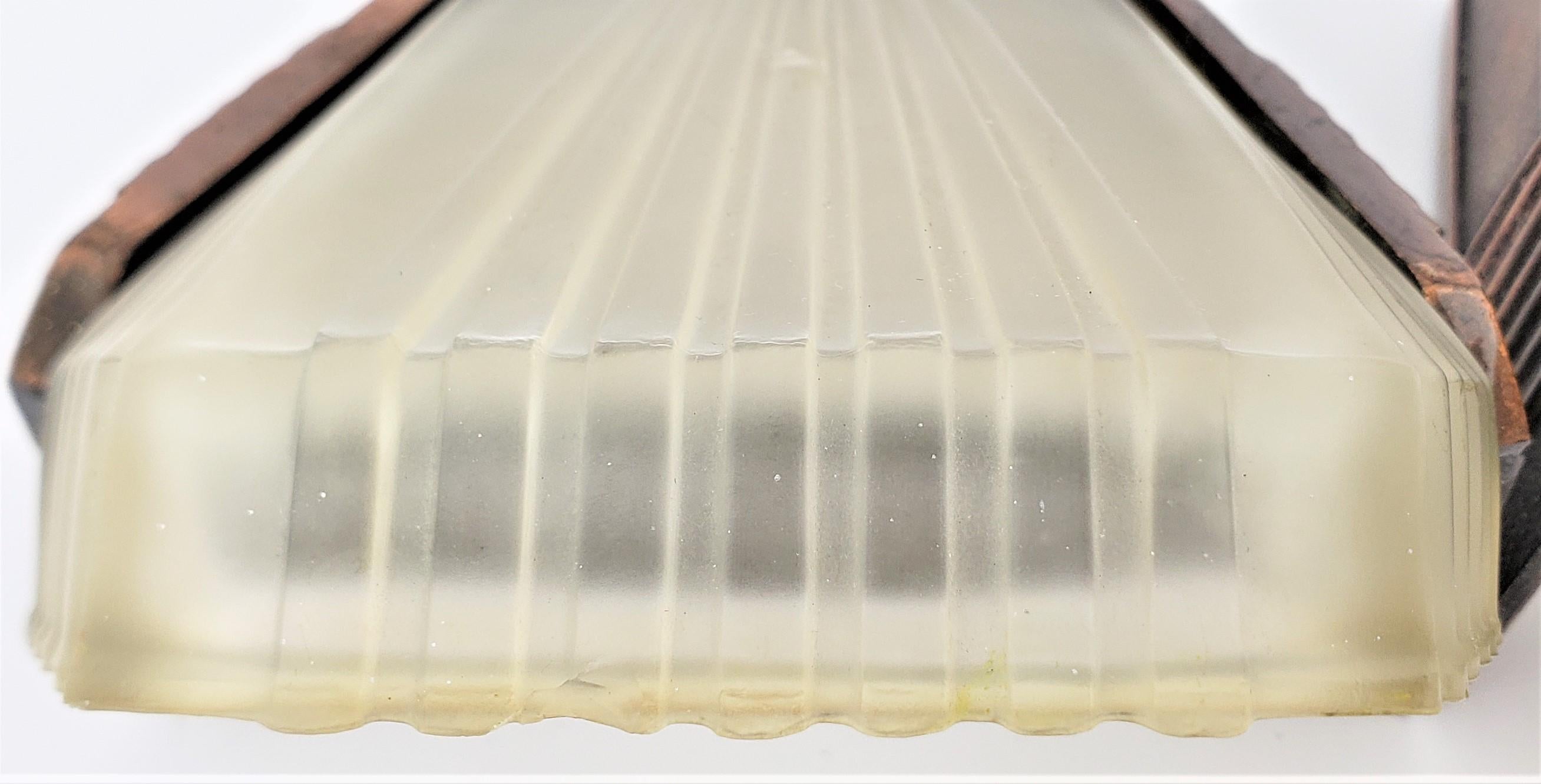 Paar Art-Déco-Wandleuchter aus Milchglas in Form eines fächerförmigen Slip Shade im Angebot 1
