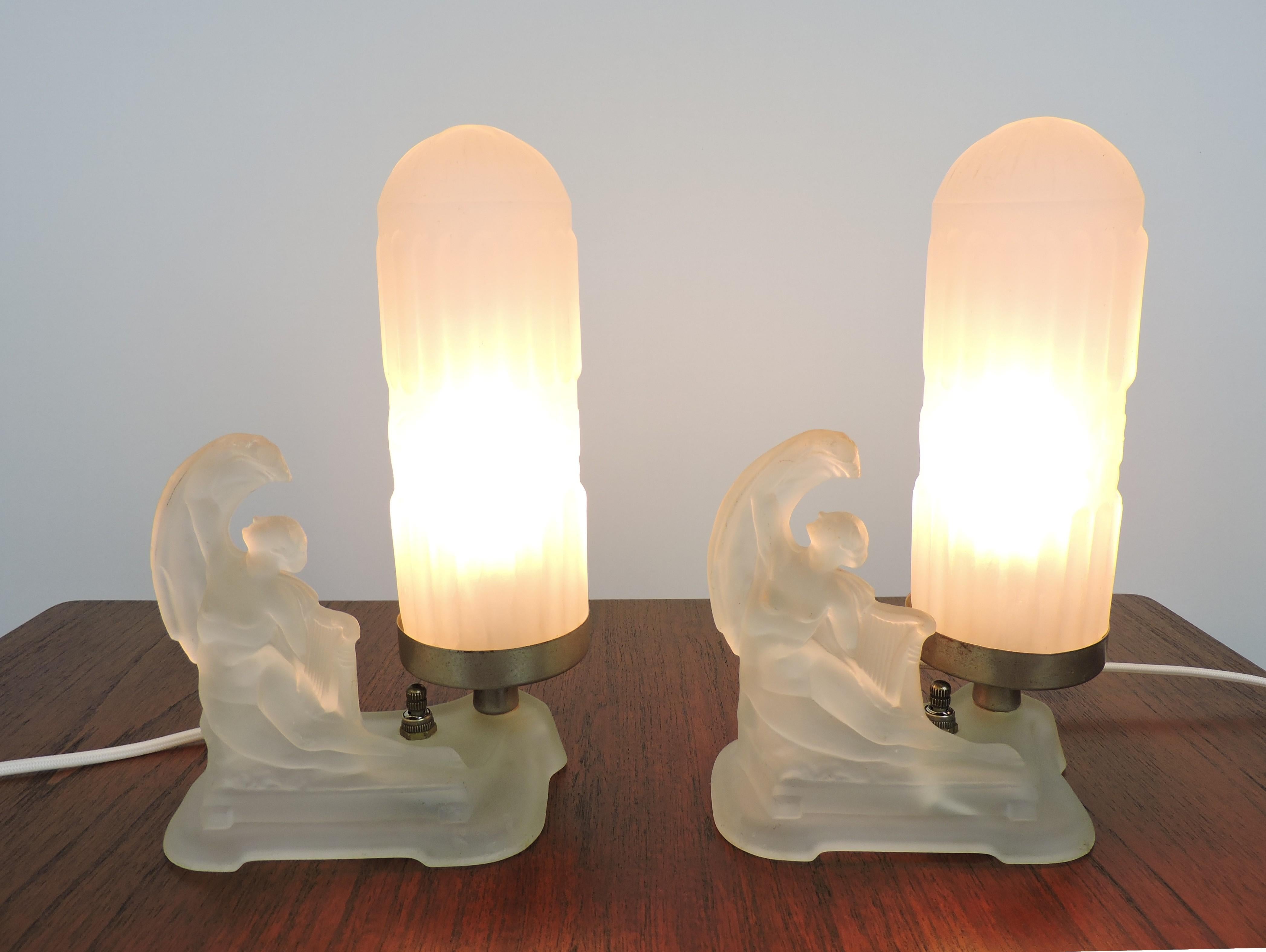 Pair of Art Deco Frosted Glass Figural Boudoir Lamps Attributed to McKee  For Sale 6