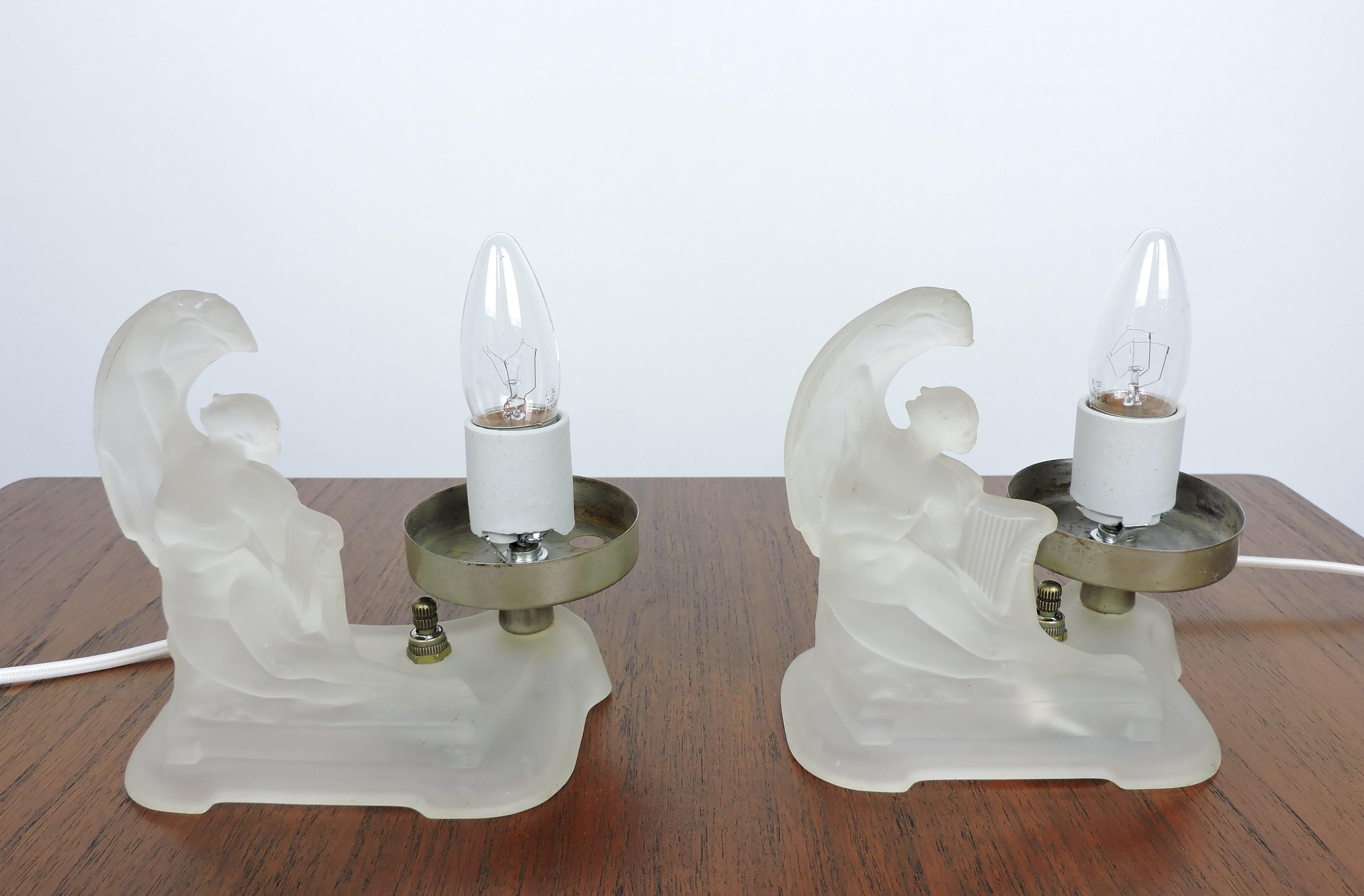 Milieu du XXe siècle Paire de lampes de boudoir figuratives en verre dépoli Art Déco attribuées à Mckee  en vente