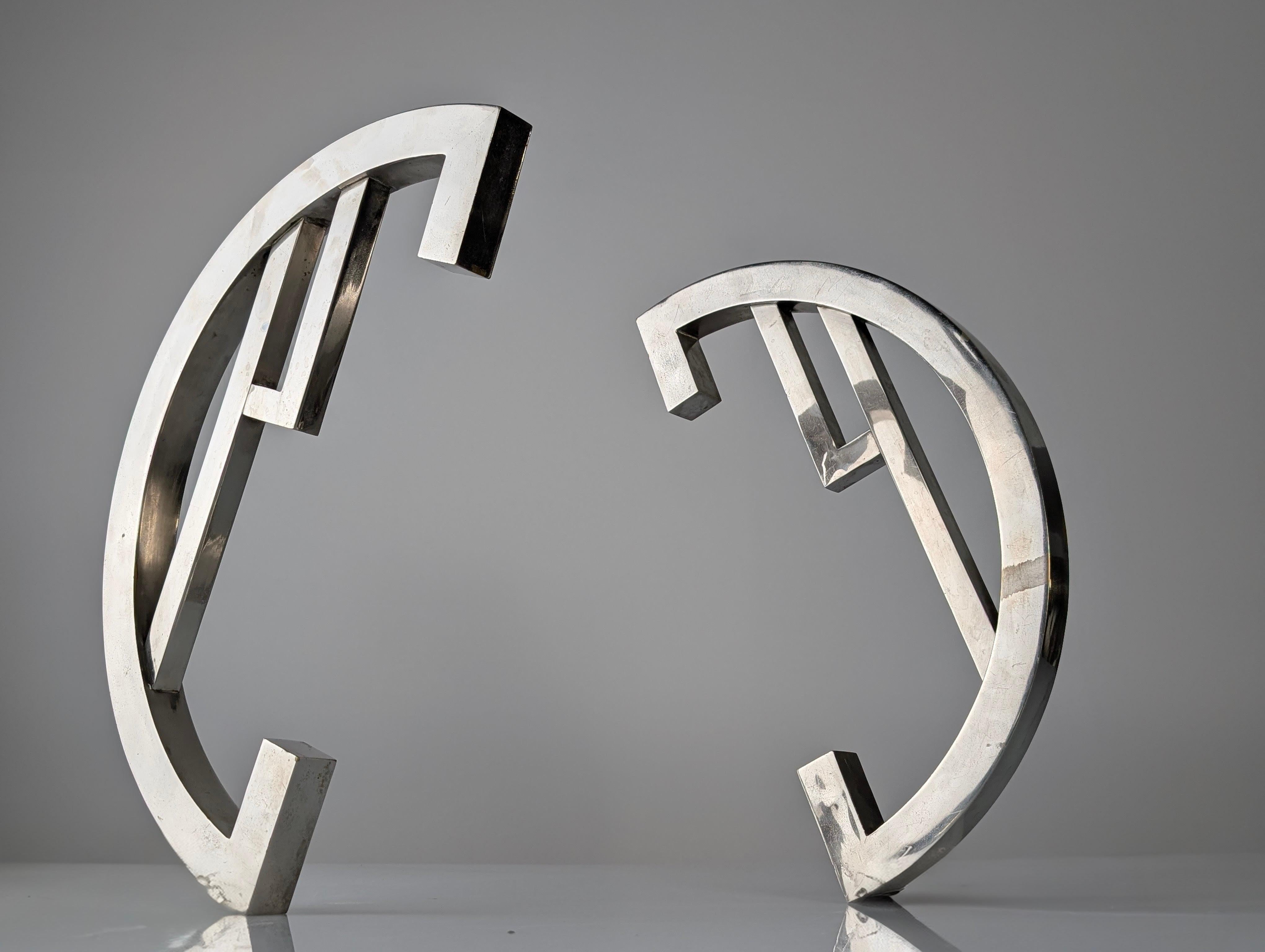 Questa coppia di maniglie per porte esemplifica chiaramente lo stile Art Déco. Il loro design combina un'audace struttura circolare con un complesso motivo geometrico interno, evocando l'estetica architettonica e dell'era Machin dell'epoca.