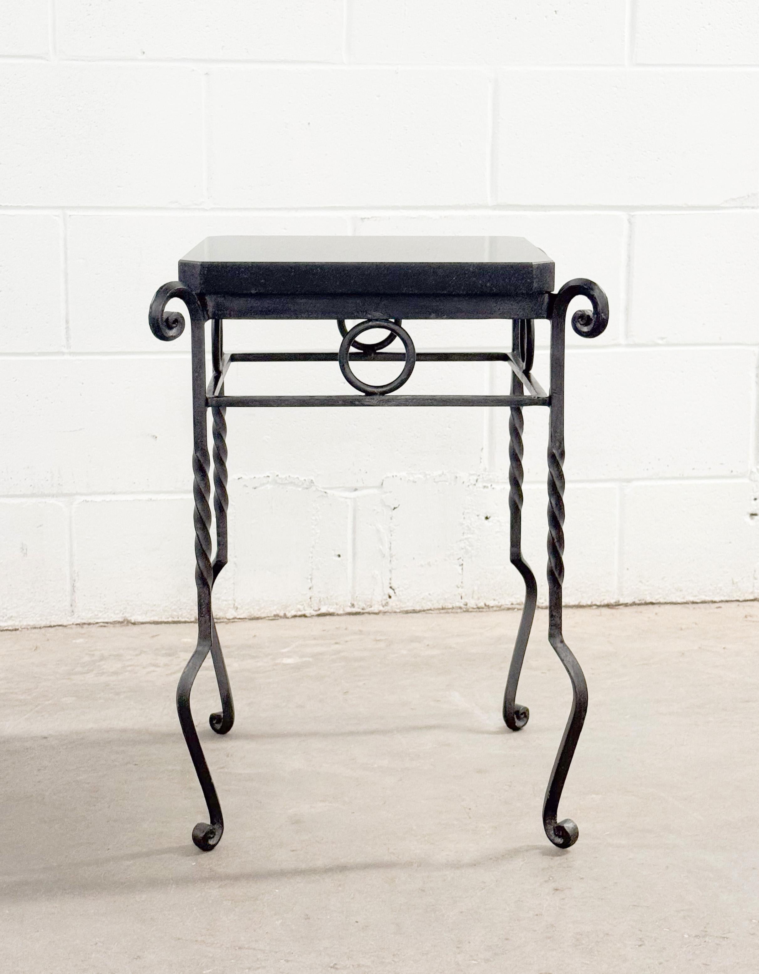 20ième siècle Pair of Art Deco Giacometti Style Wrought Iron and Granite Side Tables en vente