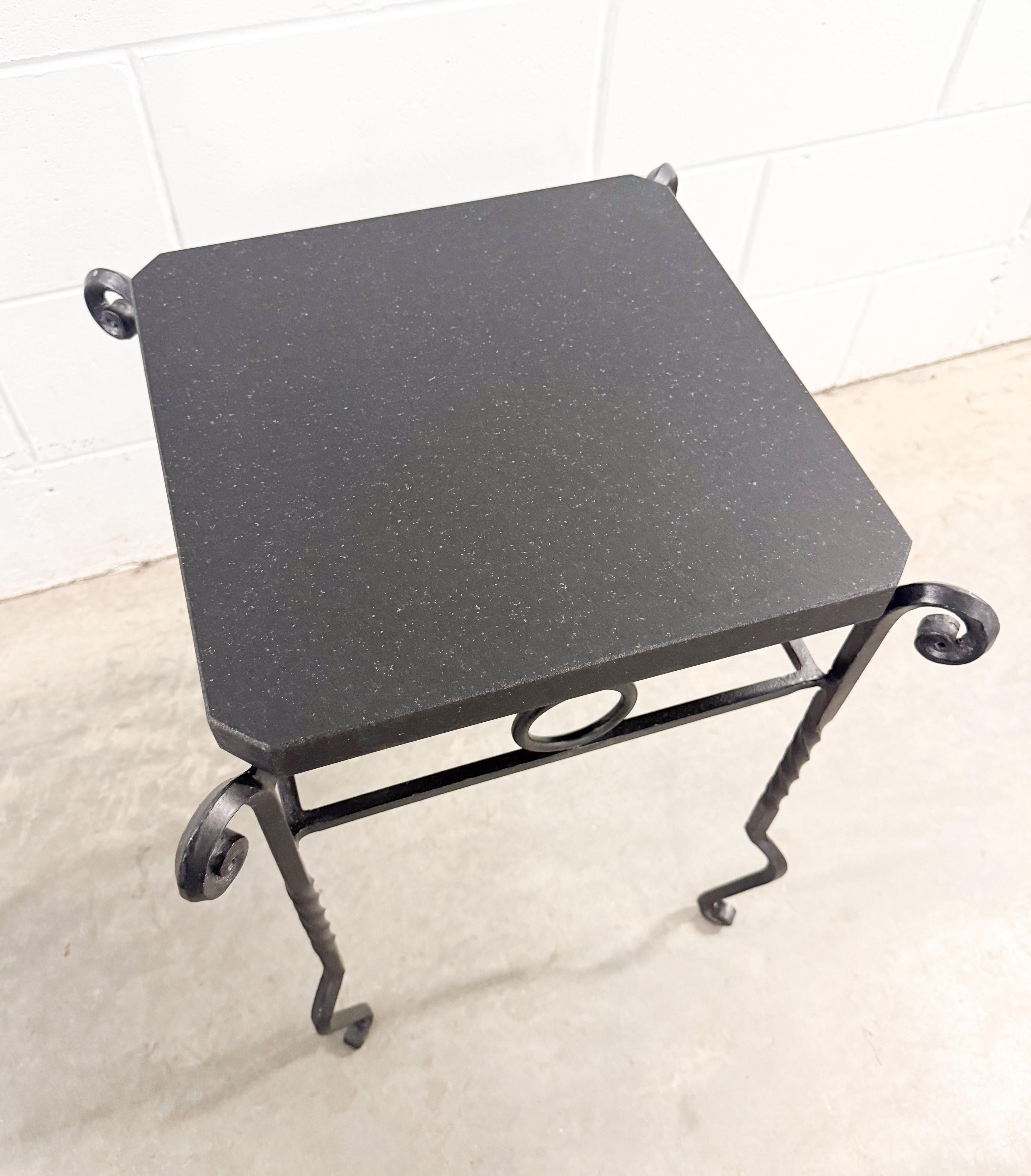 Pair of Art Deco Giacometti Style Wrought Iron and Granite Side Tables en vente 3