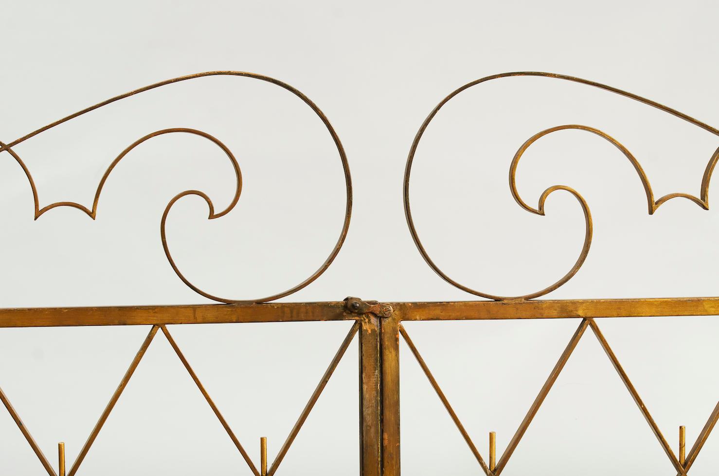 Paire de grilles Art déco en fer doré France 1940s
Mesures : L. 2 x 102 cm, total 204 cm
H. 125 cm (partie la plus haute).