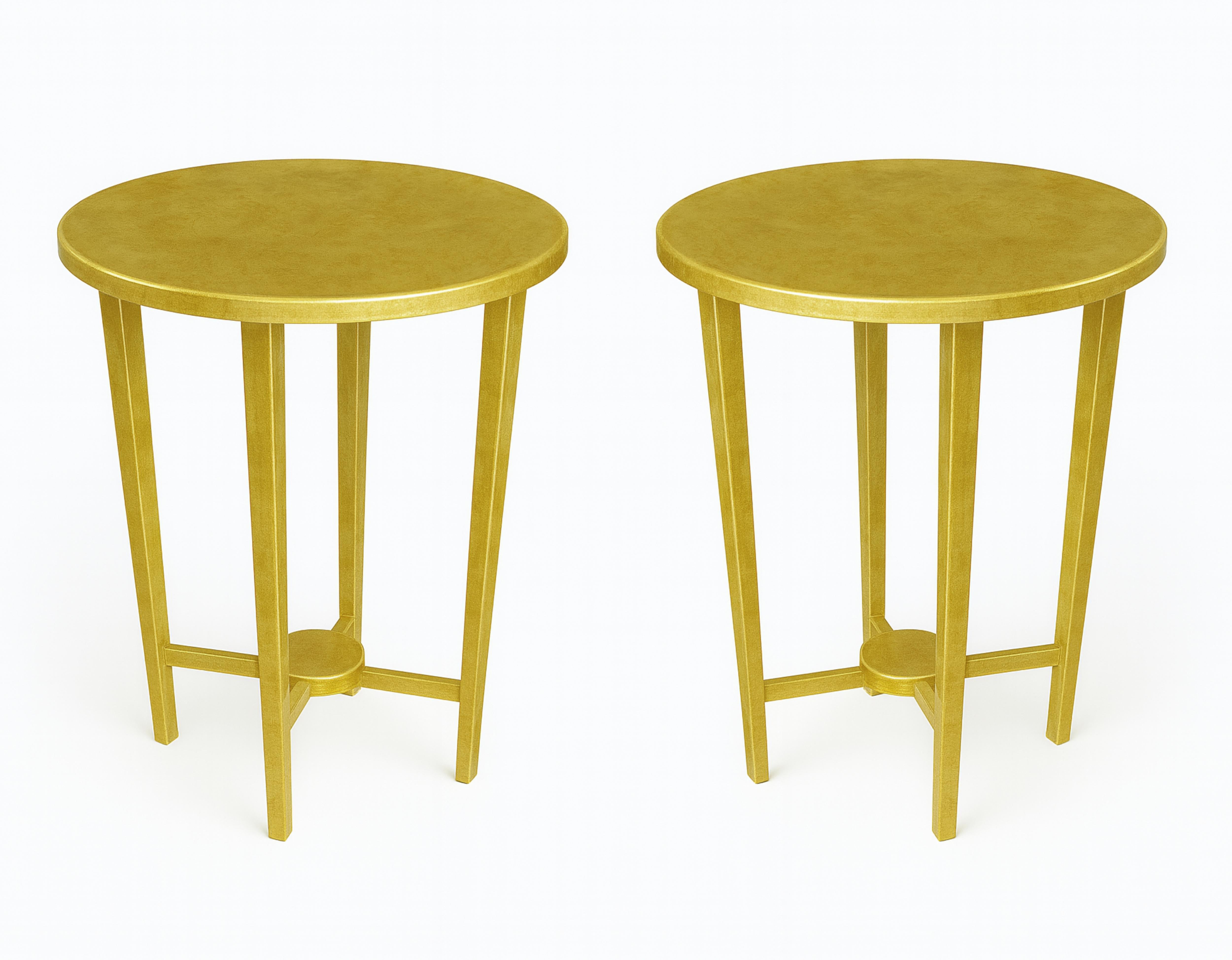 Paire de tables à la silhouette sculpturale, finition dorée artisanale,  mettant en valeur ses lignes gracieuses et sa courbure subtile, créant une surface qui capte et reflète la lumière avec une sophistication discrète.

Méticuleusement fabriquée