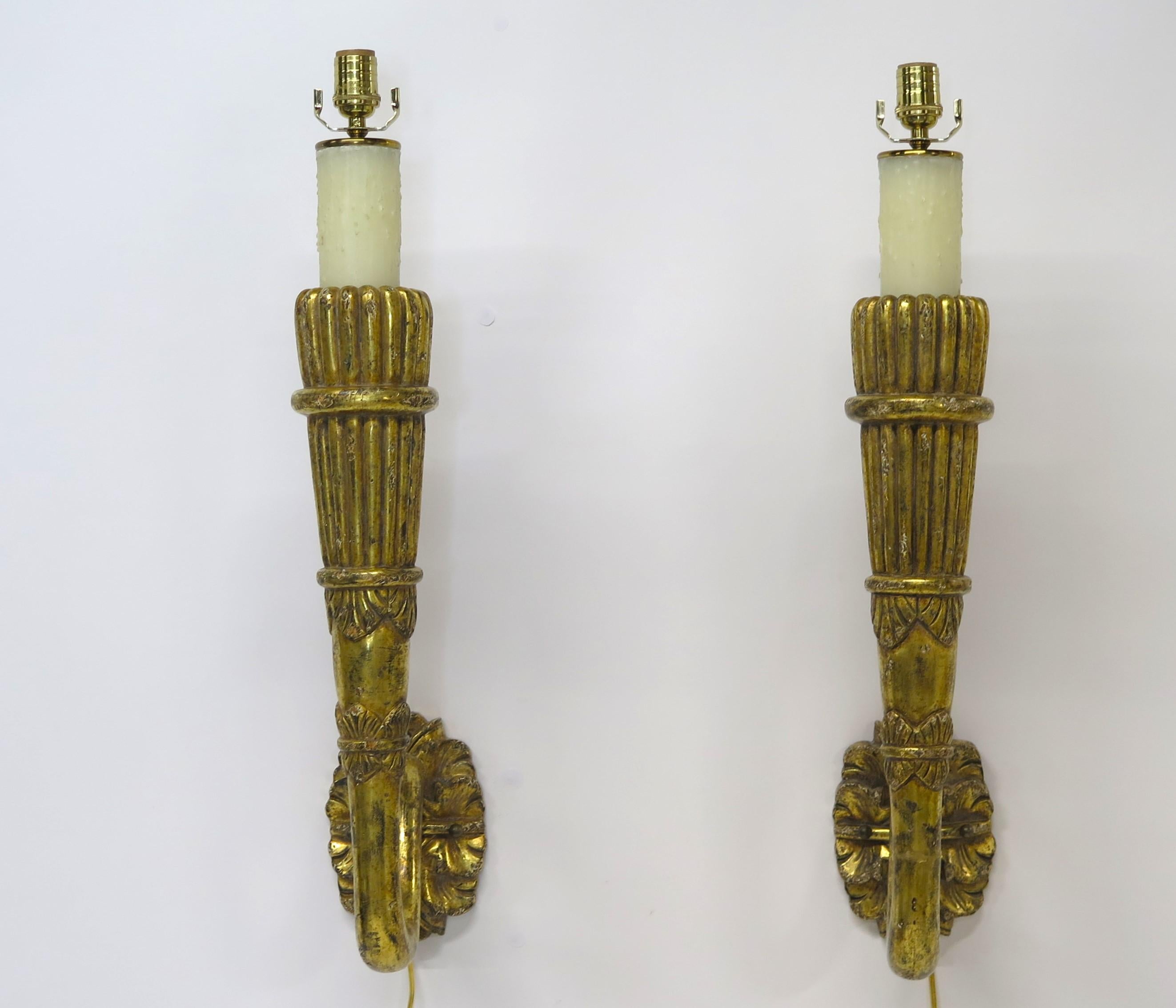 Paire d'appliques en bois doré Art Deco en forme de torches murales stylisées en vente 2