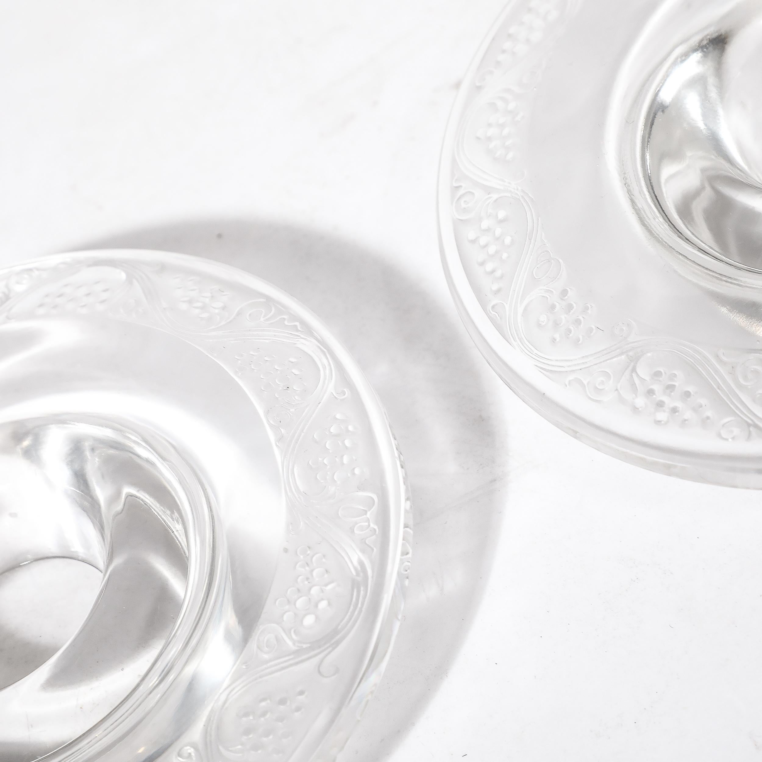 Français Paire de verres Art déco  Chandeliers à motif vigne de raisin signés R. Lalique en vente