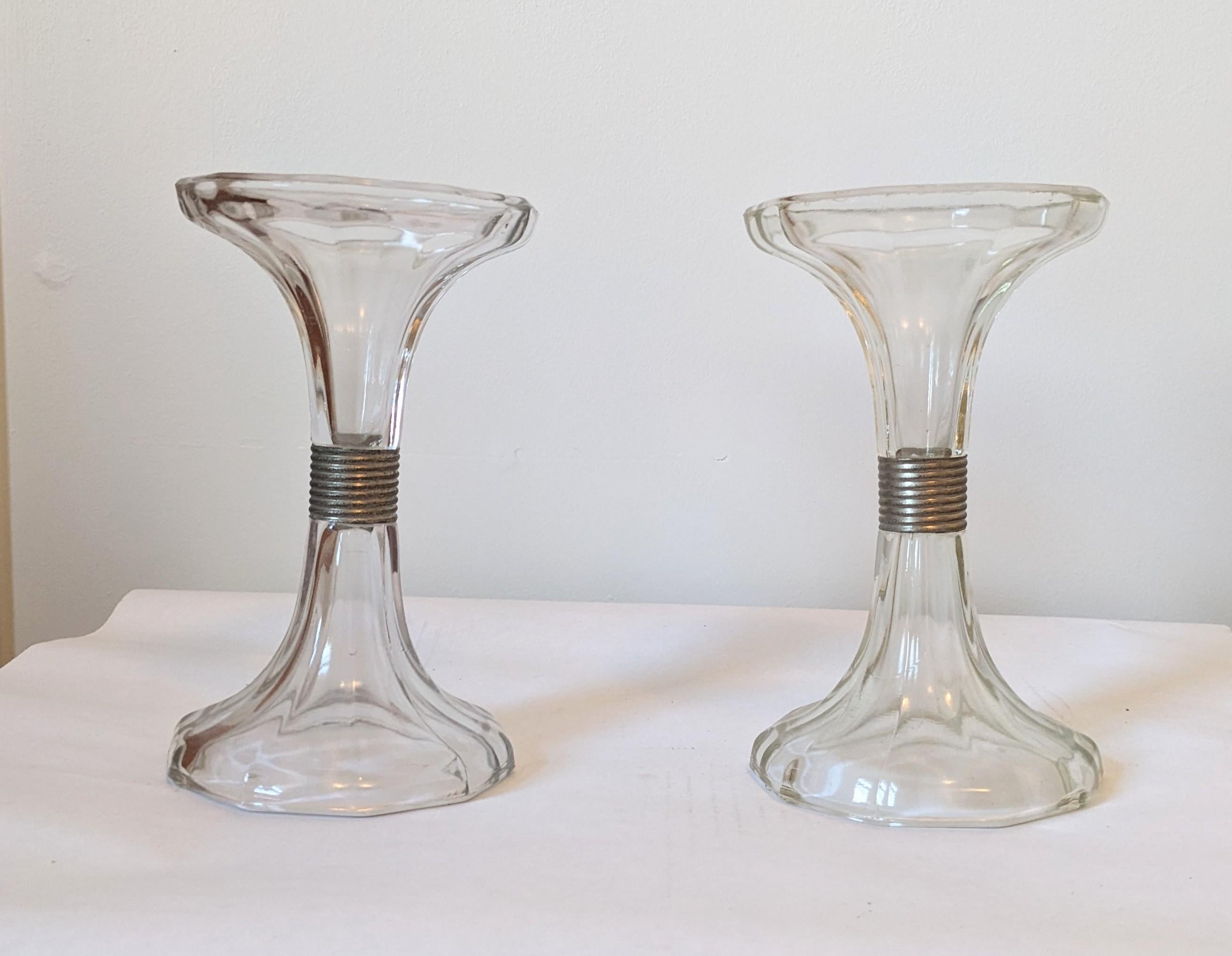 Pareja de Soportes de Estantería de Cristal Art Decó de los años 20 con bandas de metal cromado. Originalmente se utilizaban para sostener los estantes de cristal de las vitrinas Deco, pero ahora también pueden usarse para elevar los centros de