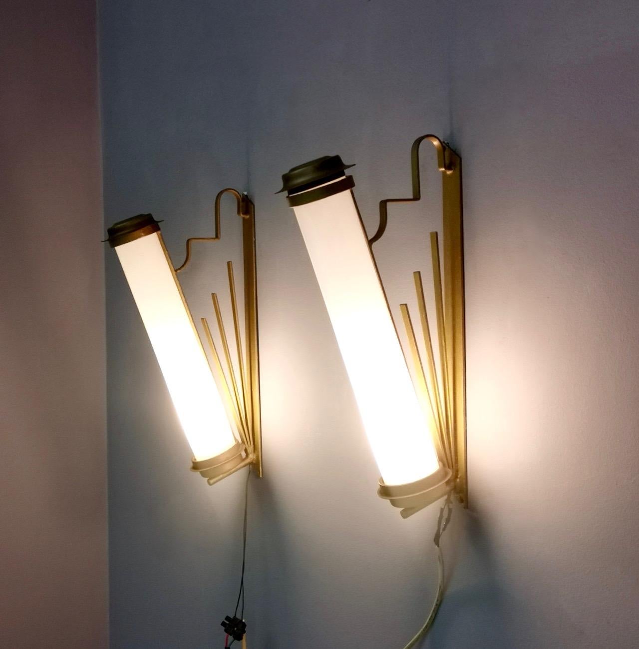 Pair of Vintage Art Deco Gold Varnished Iron and Cased Glass Sconces, Italy In Excellent Condition In Bresso, Lombardy