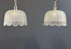 Paar Art Deco Anhänger aus mundgeblasenem Glas mit gewellten Details 1930er Jahre Frankreich