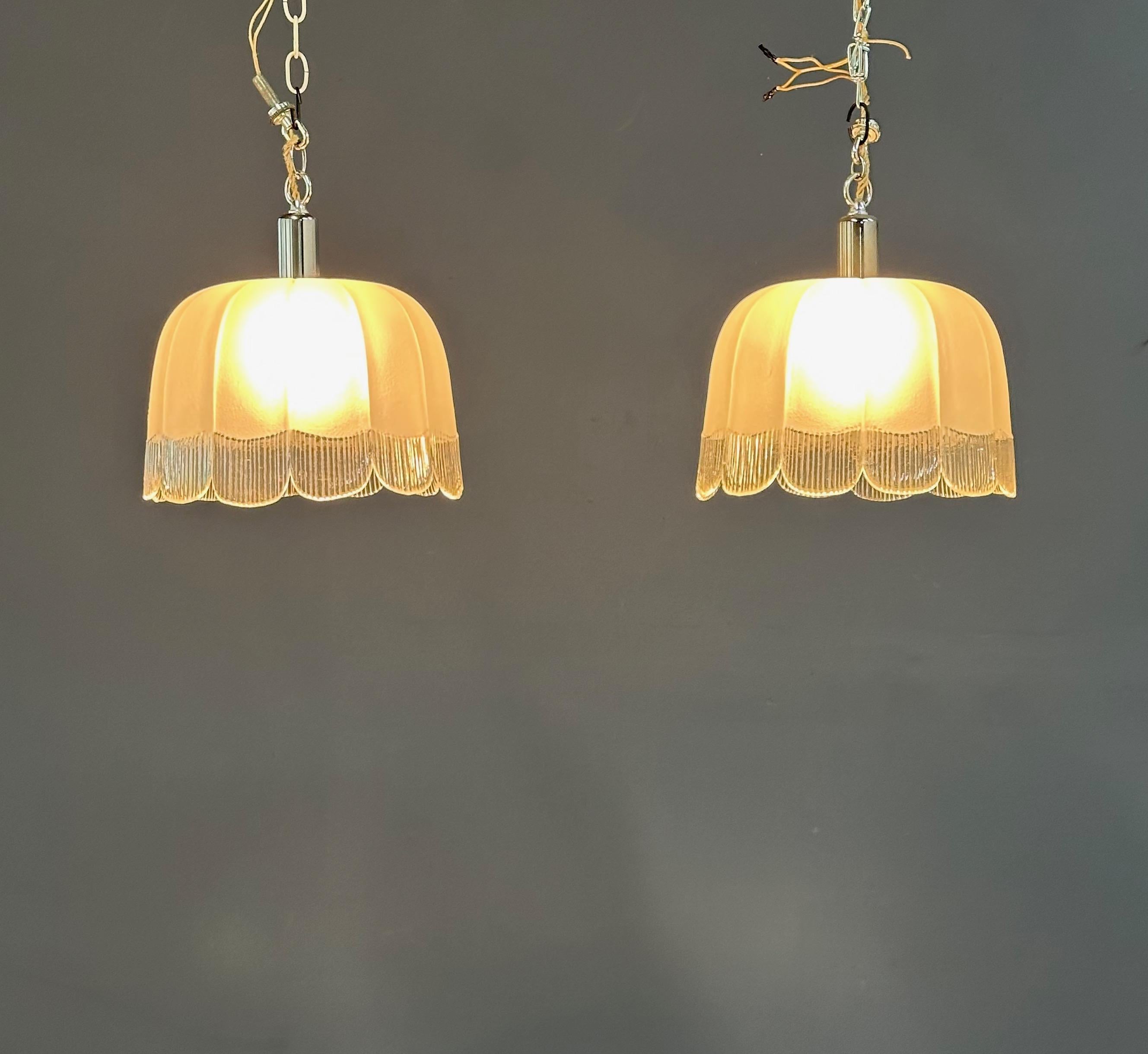 European Pair of Art Deco Hand-Blown Glass Pendants with Scalloped Detailing 1930s France For Sale