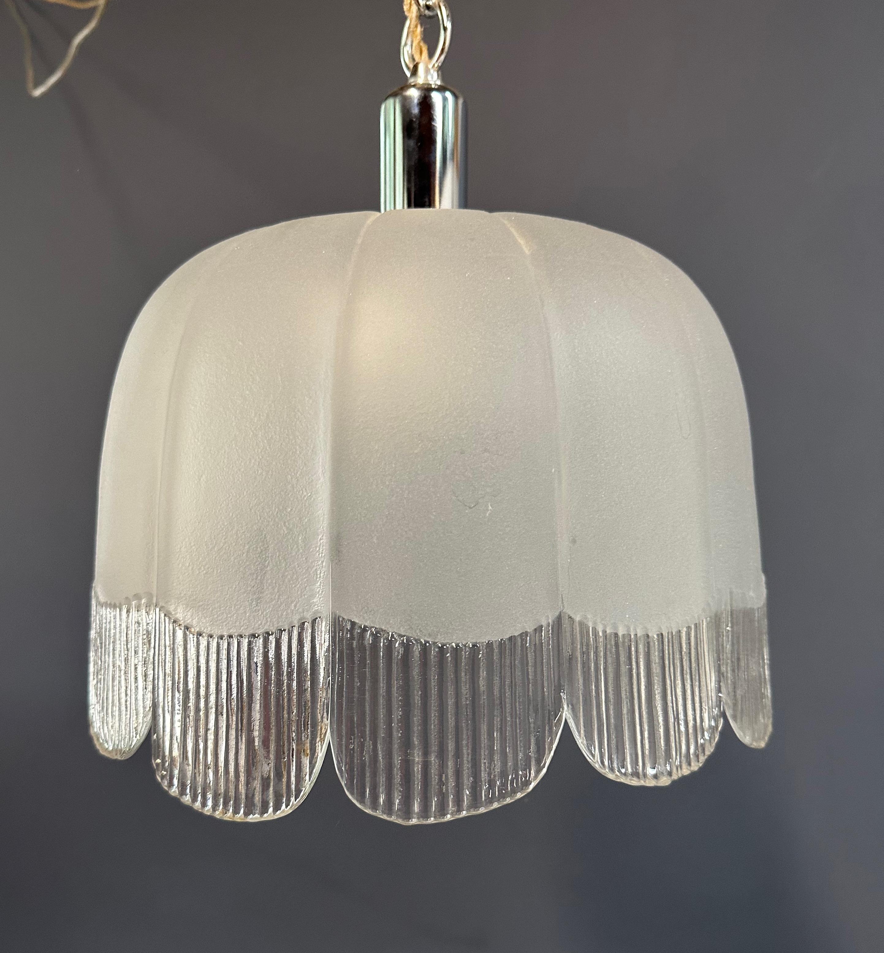 20th Century Pair of Art Deco Hand-Blown Glass Pendants with Scalloped Detailing 1930s France For Sale