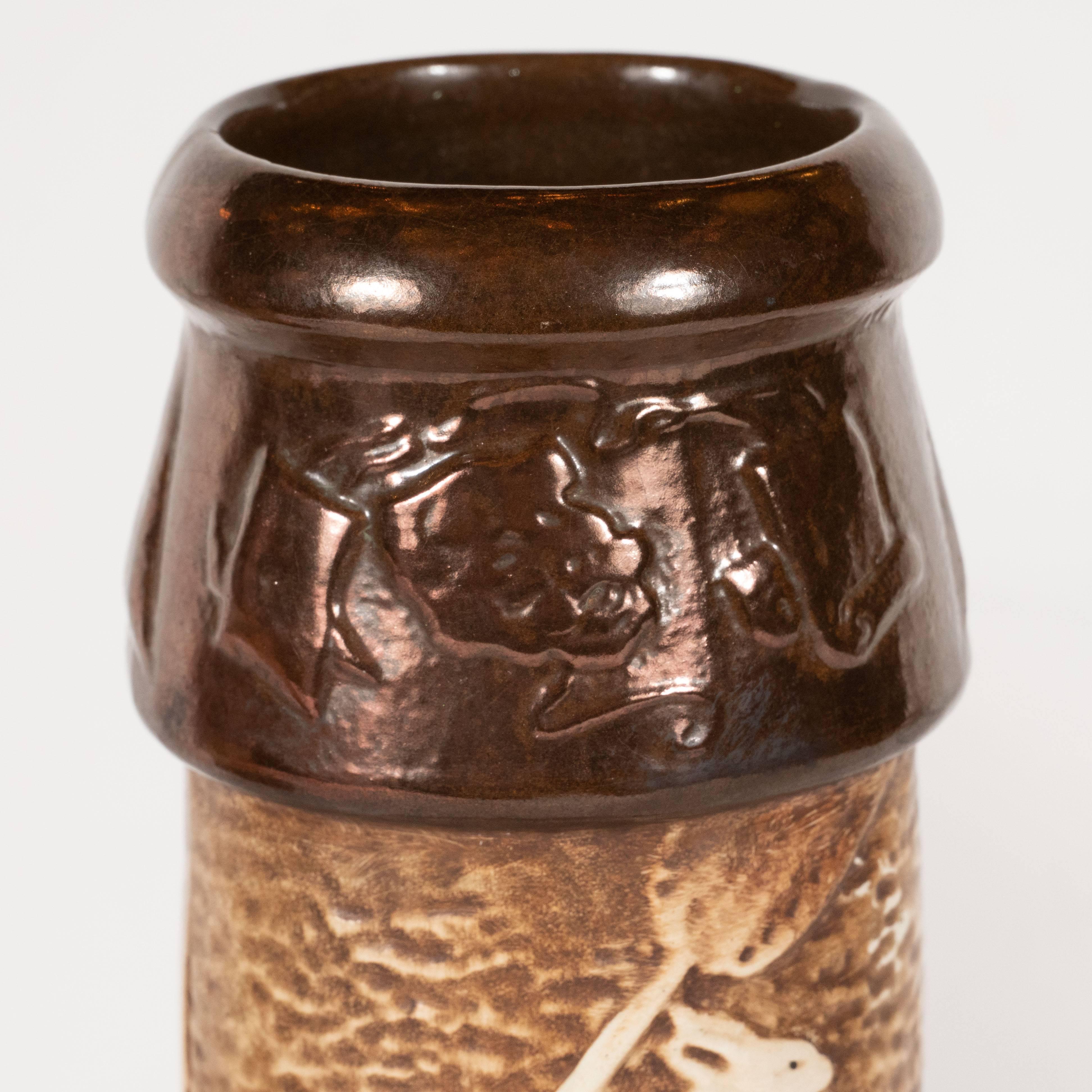 Céramique Paire de vases Art déco en céramique peintes à la main avec motifs orientalistes de Bretby en vente