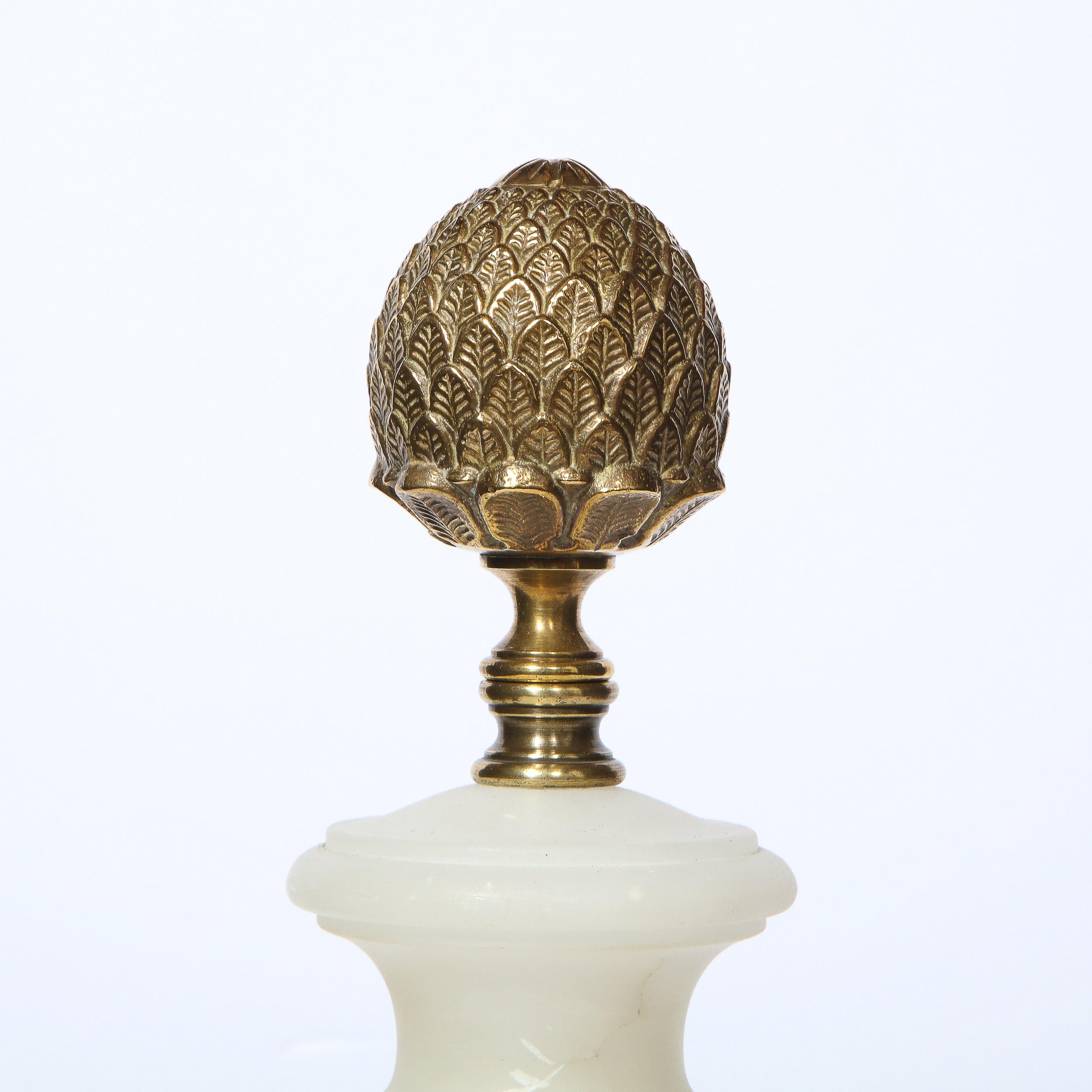 Hollywood-Alabaster-Tischlampen im Art-déco-Stil mit Bronze-Pantoletten-Finials, Paar (Französisch) im Angebot