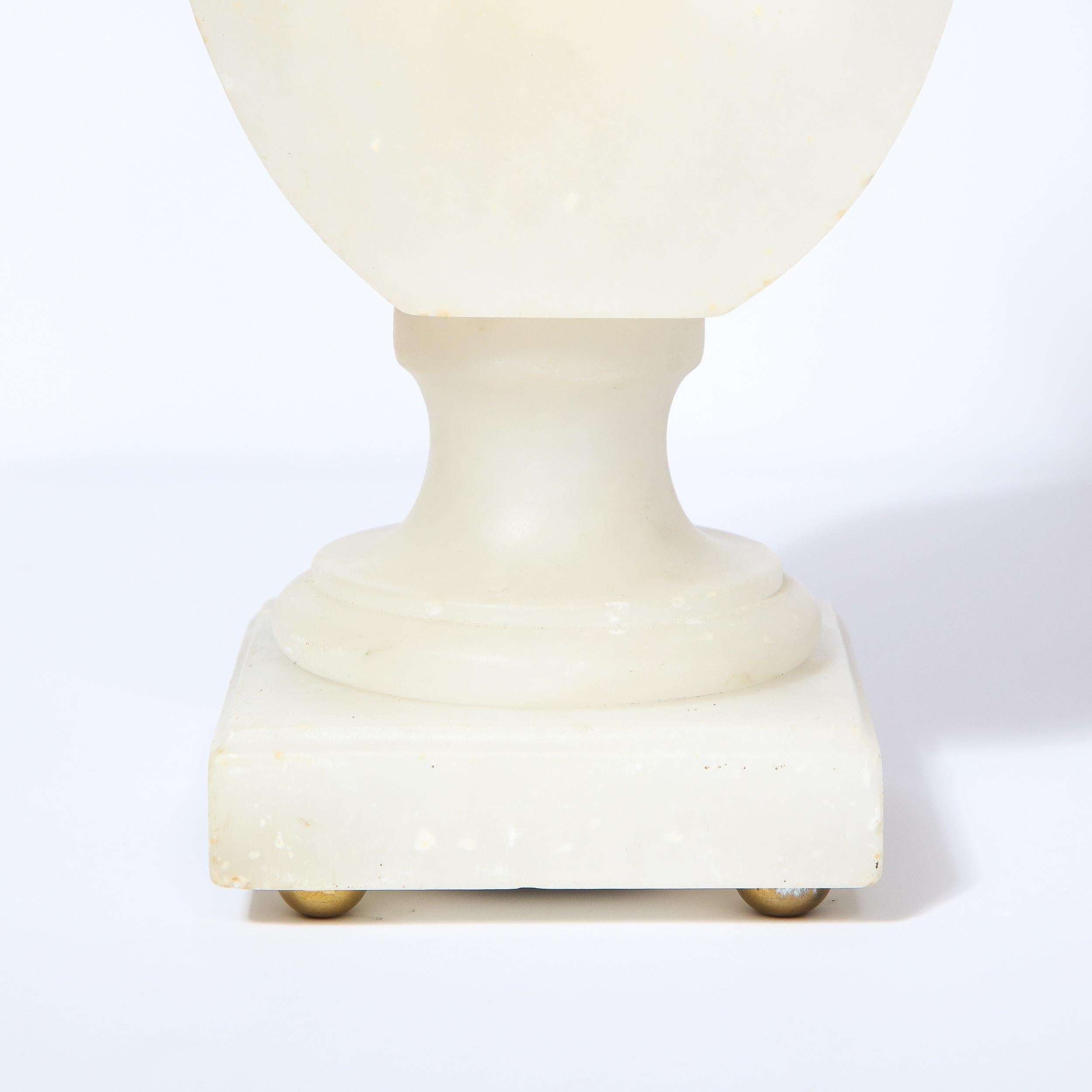 Hollywood-Alabaster-Tischlampen im Art-déco-Stil mit Bronze-Pantoletten-Finials, Paar (Mitte des 20. Jahrhunderts) im Angebot