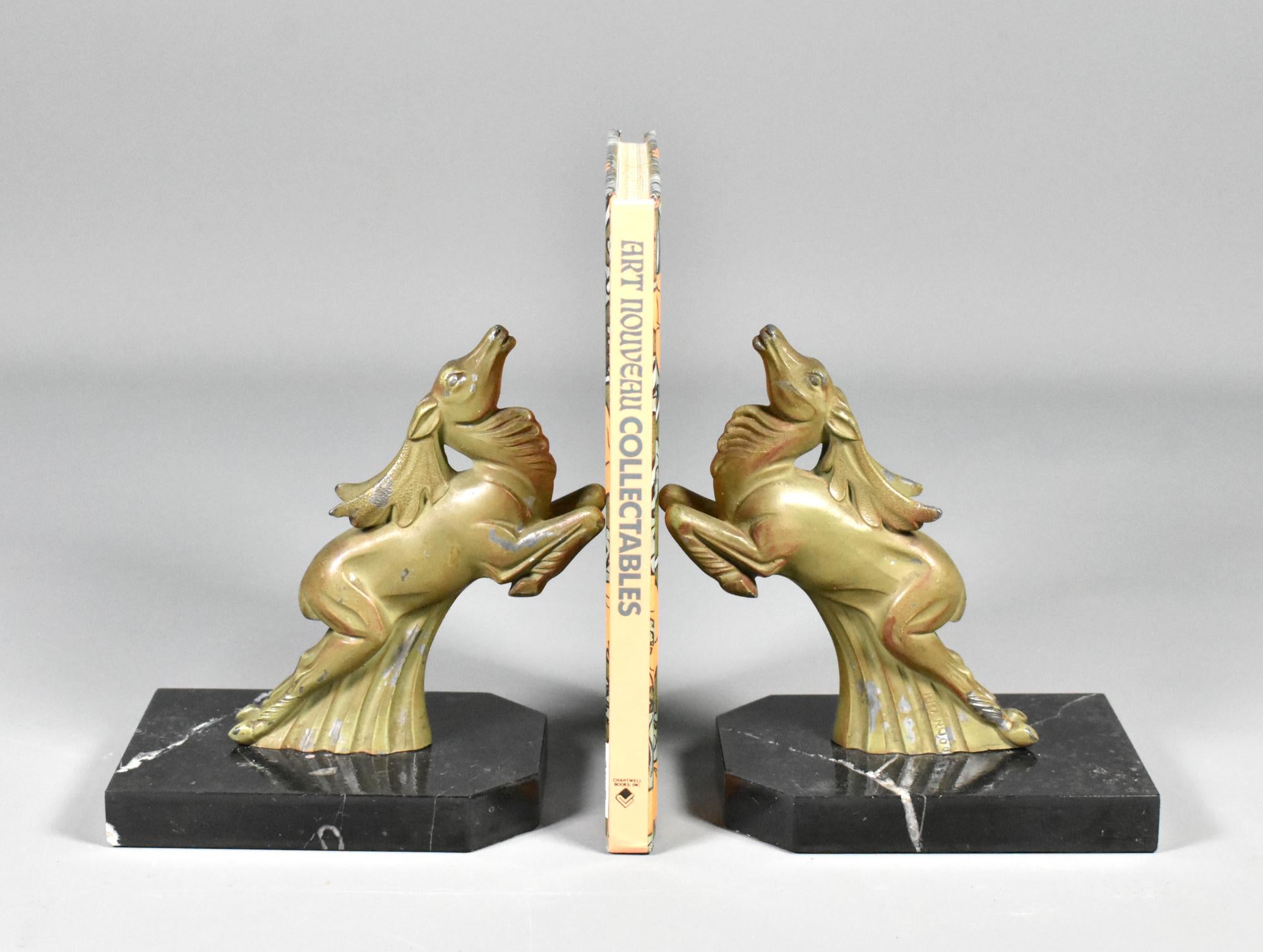 Ein Paar Art-Déco-Buchstützen aus Ibex, signiert Franjou (Hippolyte Moreau) 

Ein attraktives Paar passender Art Deco Buchstützen, signiert Franjou, Pseudonym des berühmten französischen Bildhauers Hippolyte Moreau (1832-1926). 

Moreau studierte
