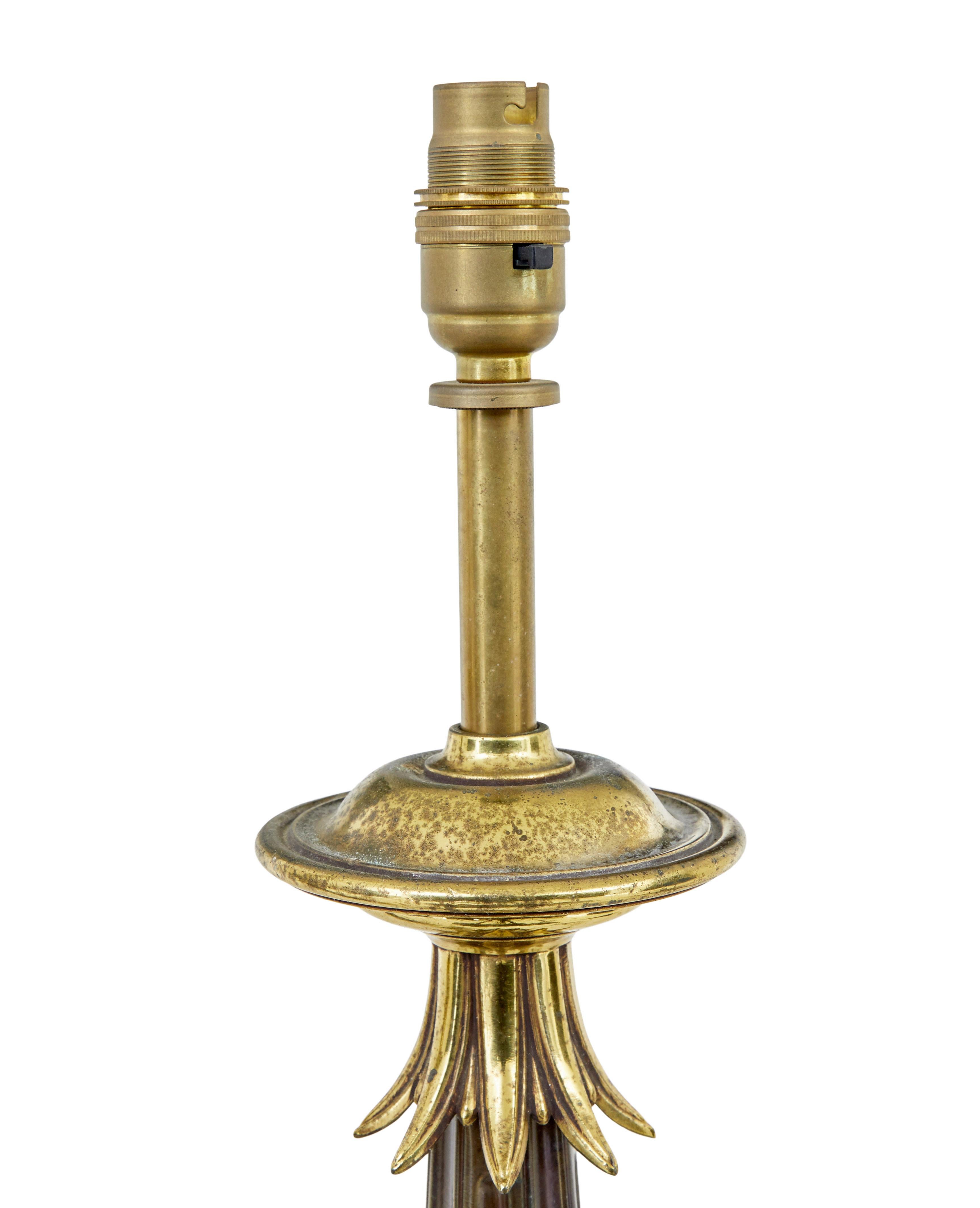 Français Paire de lampes de table d'influence Art déco en laiton et verre en vente