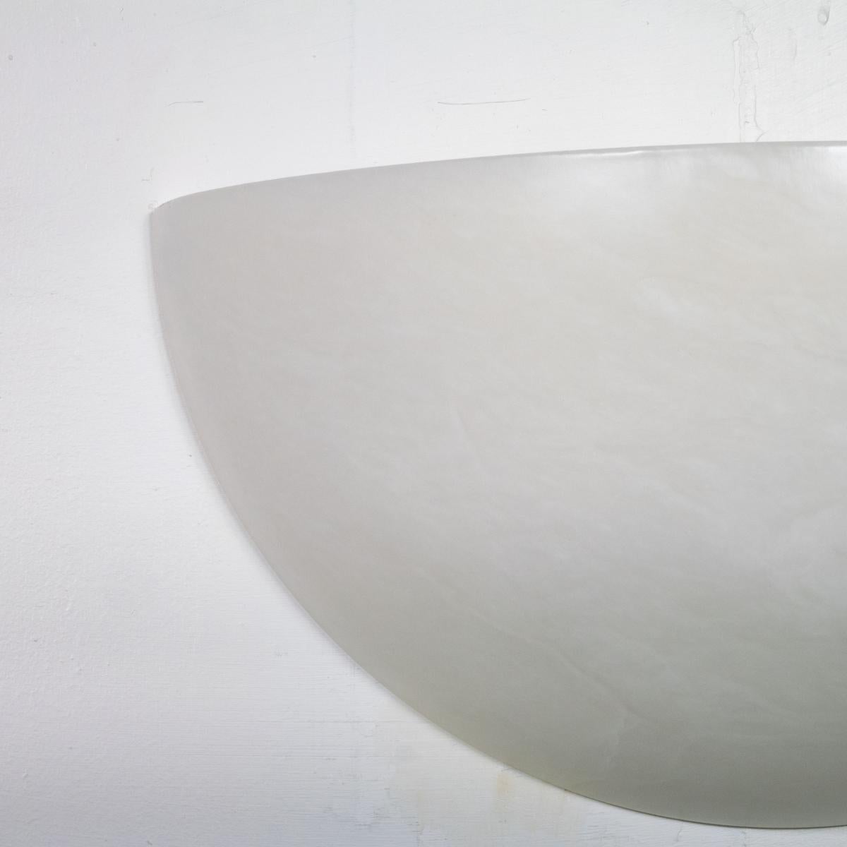 Paire d'appliques en albâtre d'inspiration Art déco en vente 7
